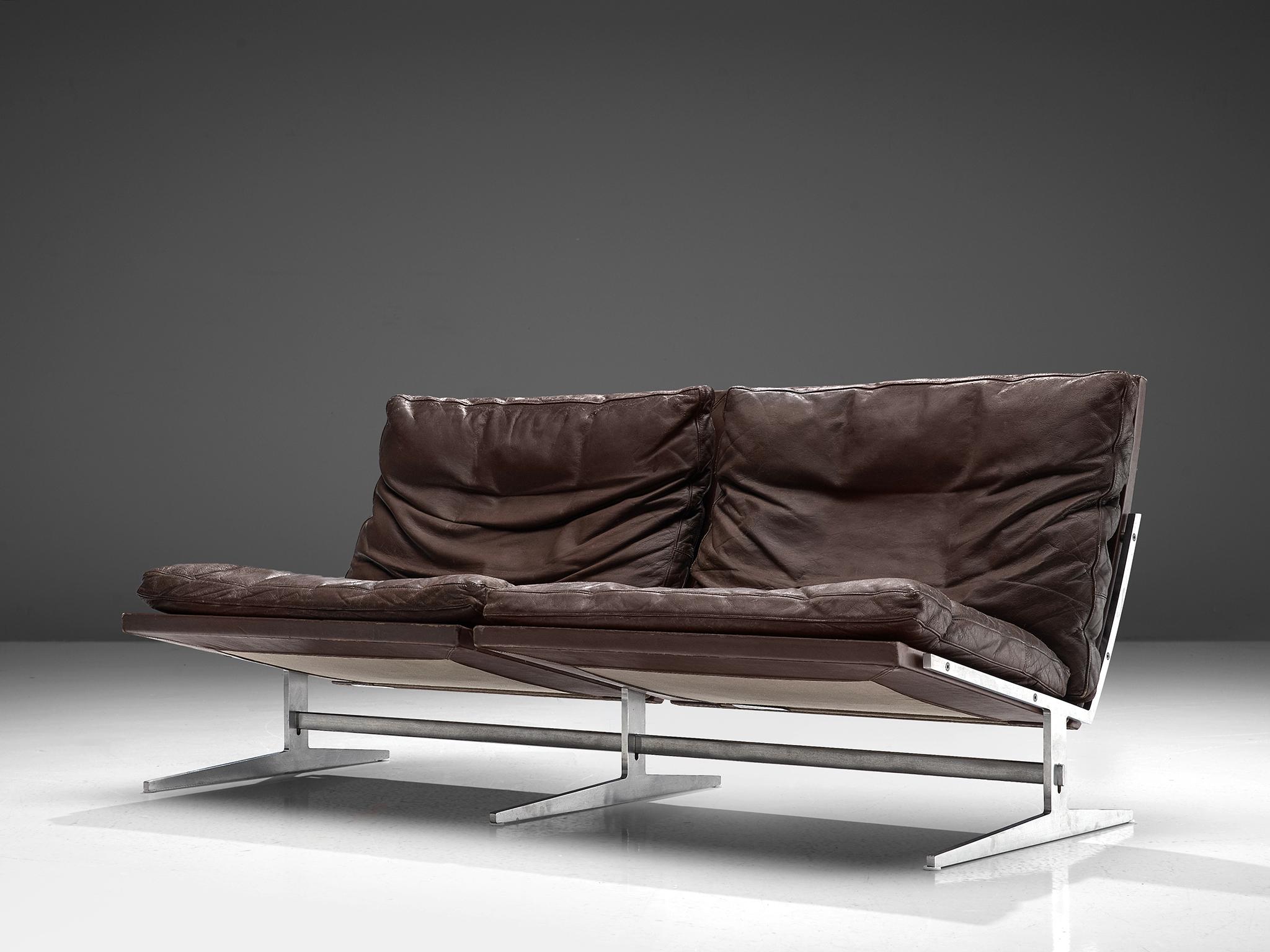 Preben Fabricius & Jørgen Kastholm for Bo-Ex, sofa model BO561, brushed steel and brown leather, Denmark, 1962. 

This modern slipper sofa is executed in steel and leather, holding an L-shaped seating. This shape is repeated in the legs. Besides