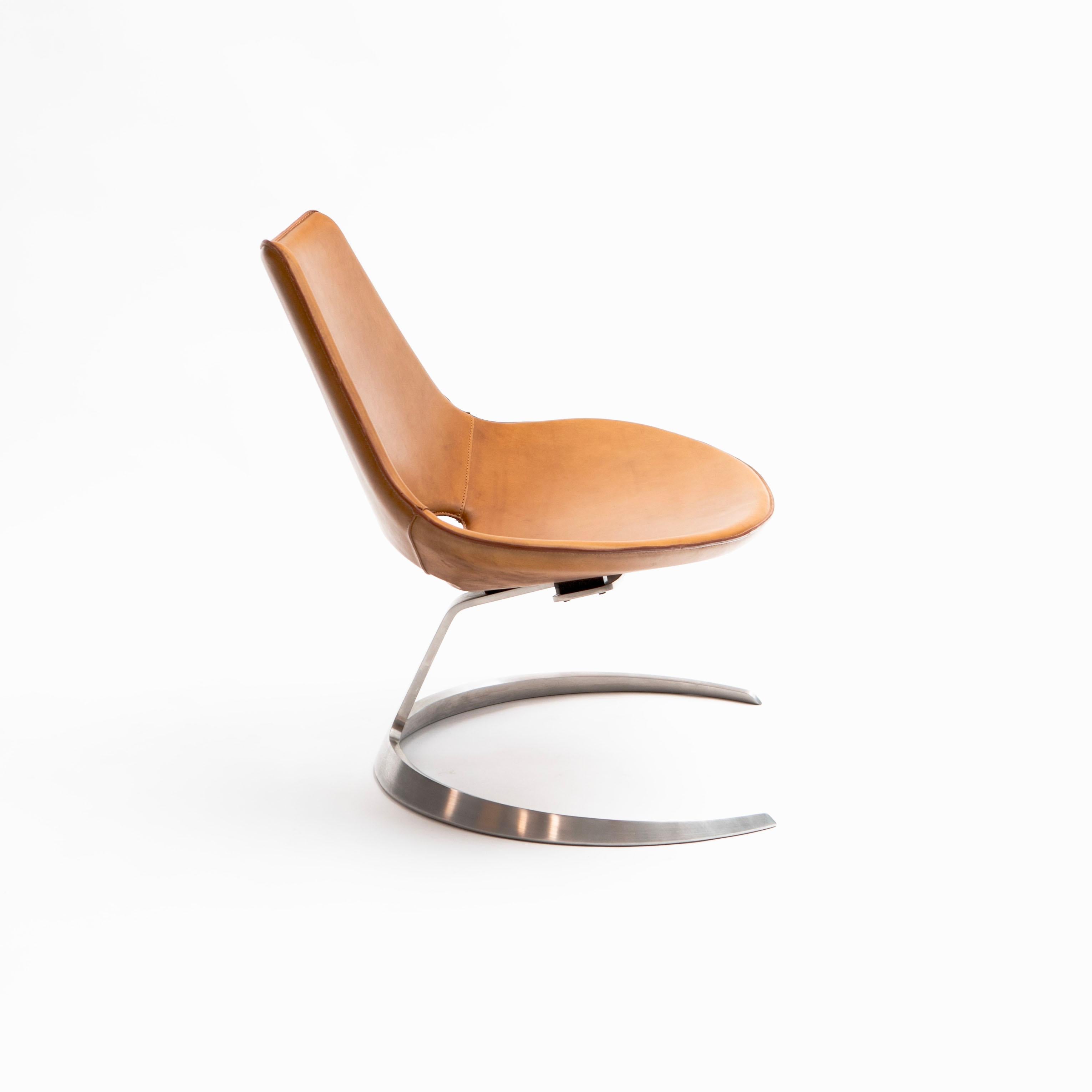 Preben Fabricius og Jørgen Kastholm for Ex-Bo.
Lounge chair with stainless steel frame and original cognac leather upholstery.
Designed in 1962, made by bo-Ex in the 1980's. This chair is number 50.
The Bo-Ex maker mark and is etched to the