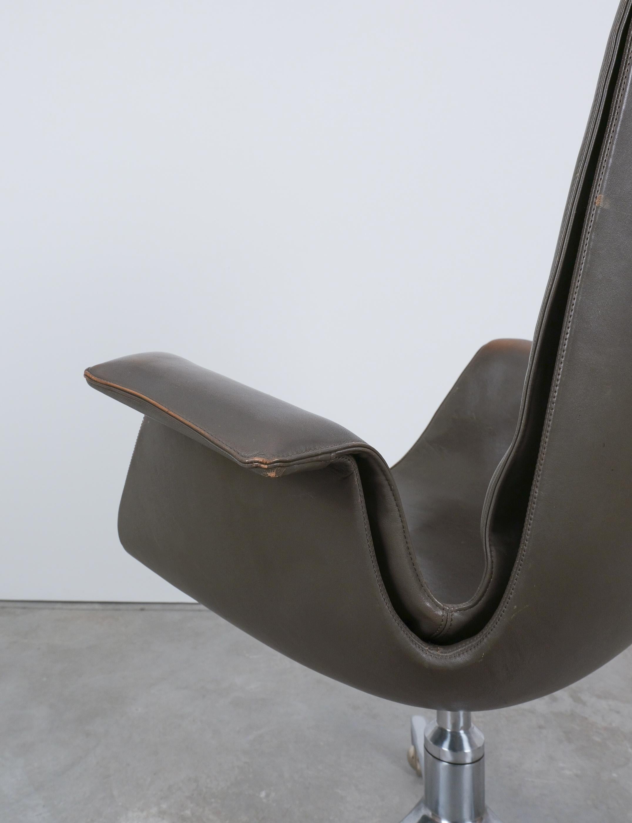 Fabricius und Kastholm Tarmac Schreibtischstuhl mit hoher Rückenlehne und Drehfuß FK 6725, 1964 (Gefärbt) im Angebot