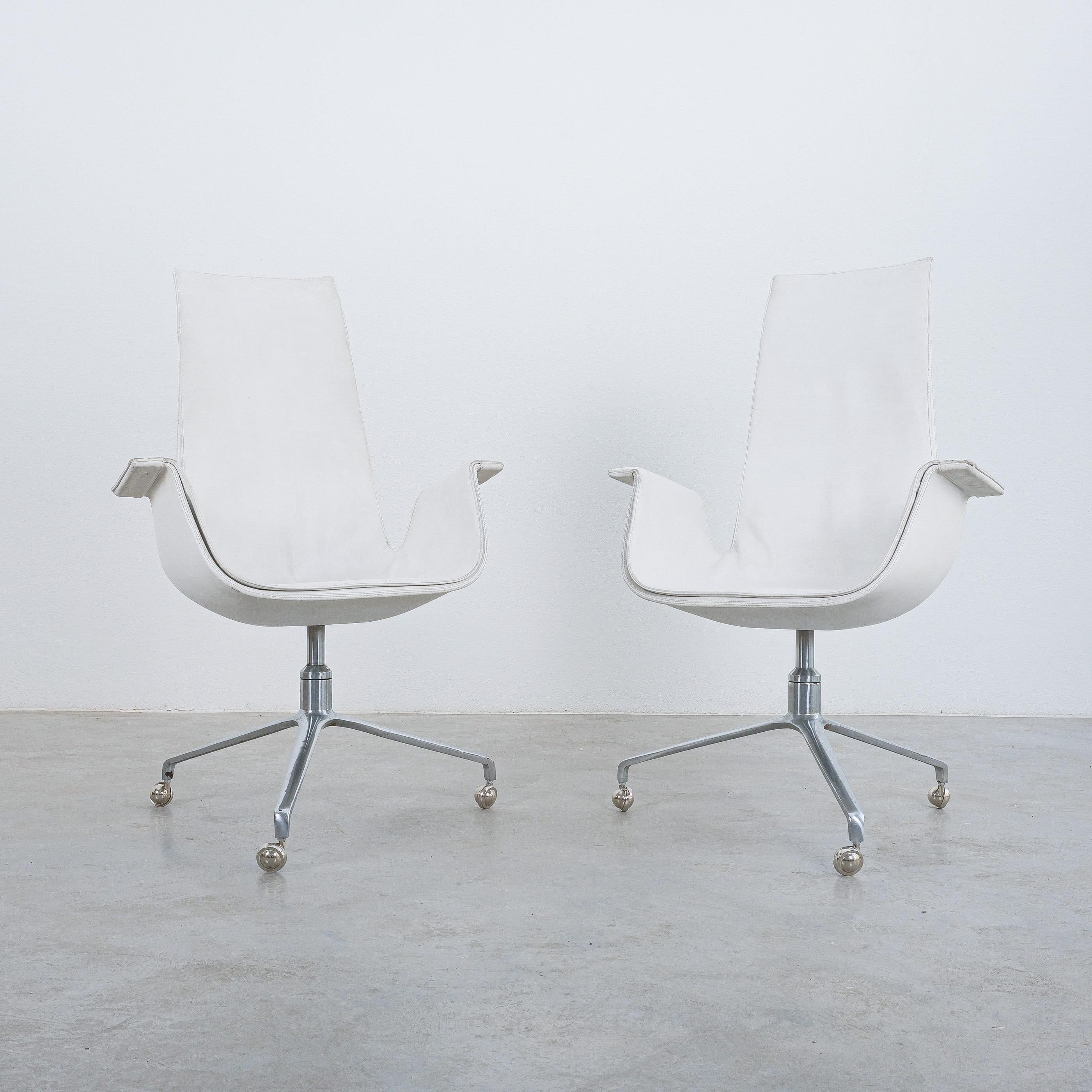 Fabricius and Kastholm White High Back Desk Chairs (3) Swivel Base FK 6725, 1964 For Sale 5