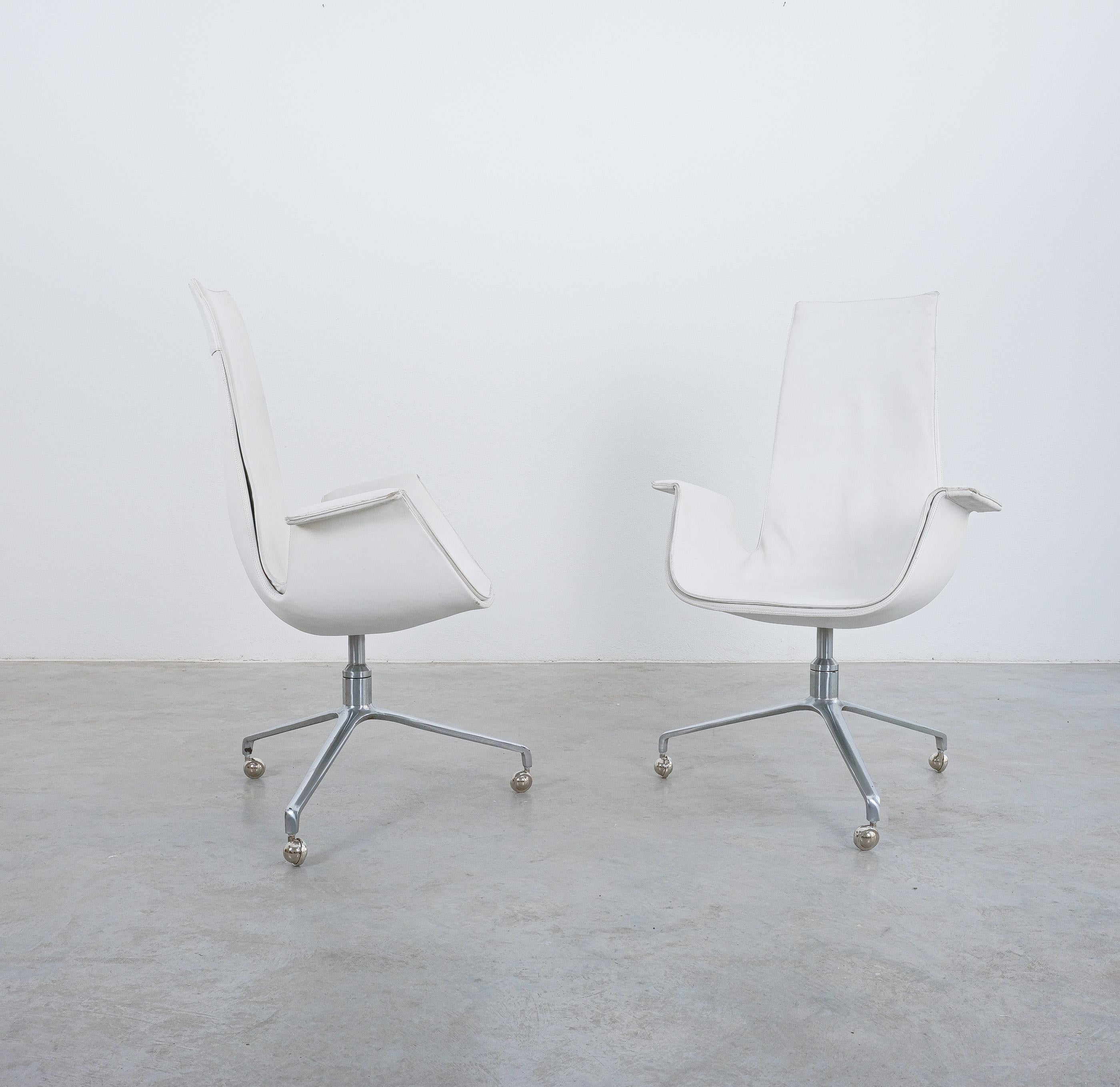 Mid-Century Modern Fabricius and Kastholm White High Back Desk Chairs (3) Swivel Base FK 6725, 1964 For Sale