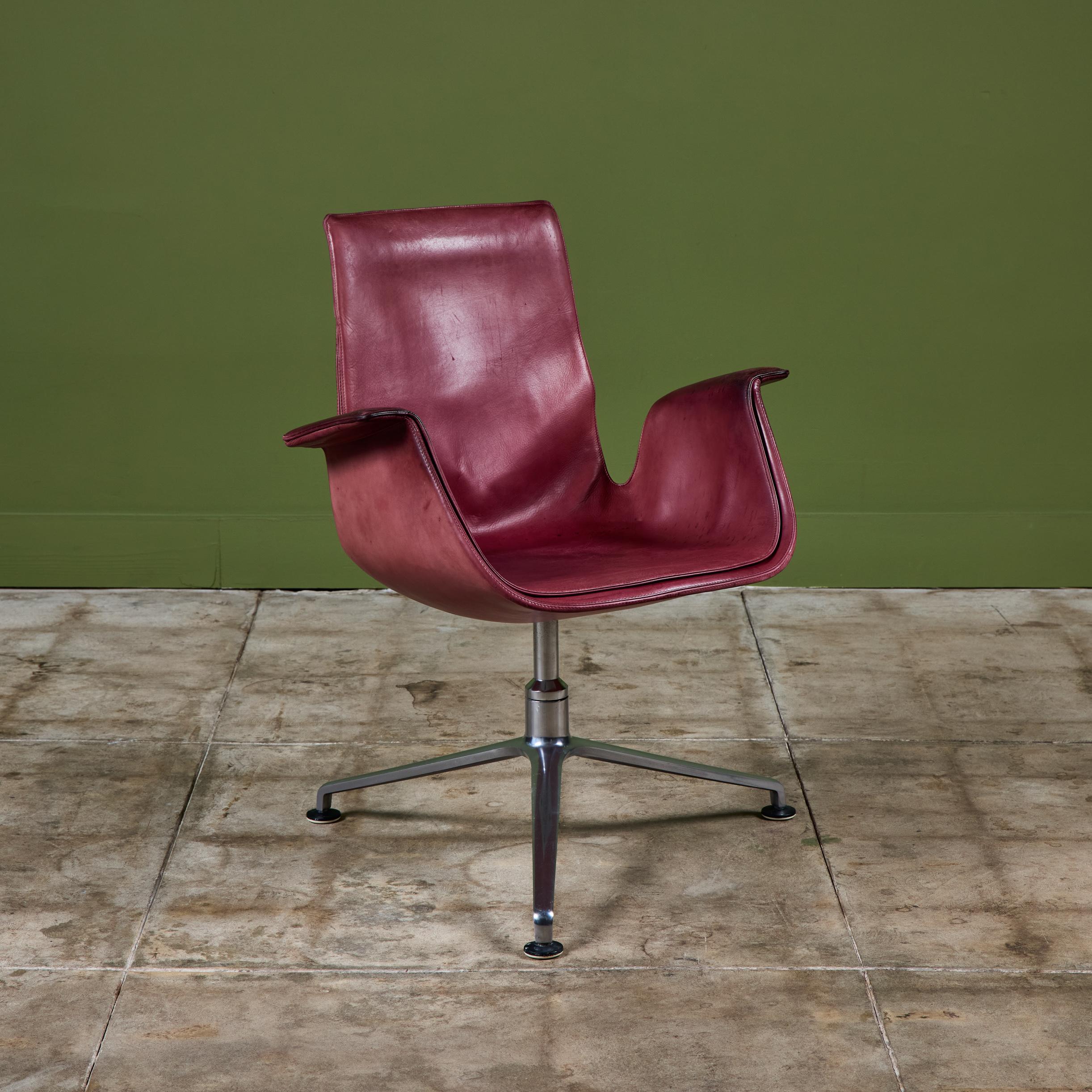 Fauteuil modèle FK6725 par le duo de designers danois Preben Fabricius et Jørgen Kastholm pour Walter Knoll, c.C.1970, Danemark. Le fauteuil pivotant est doté d'une base en aluminium à trois pieds et d'un revêtement en cuir d'origine 