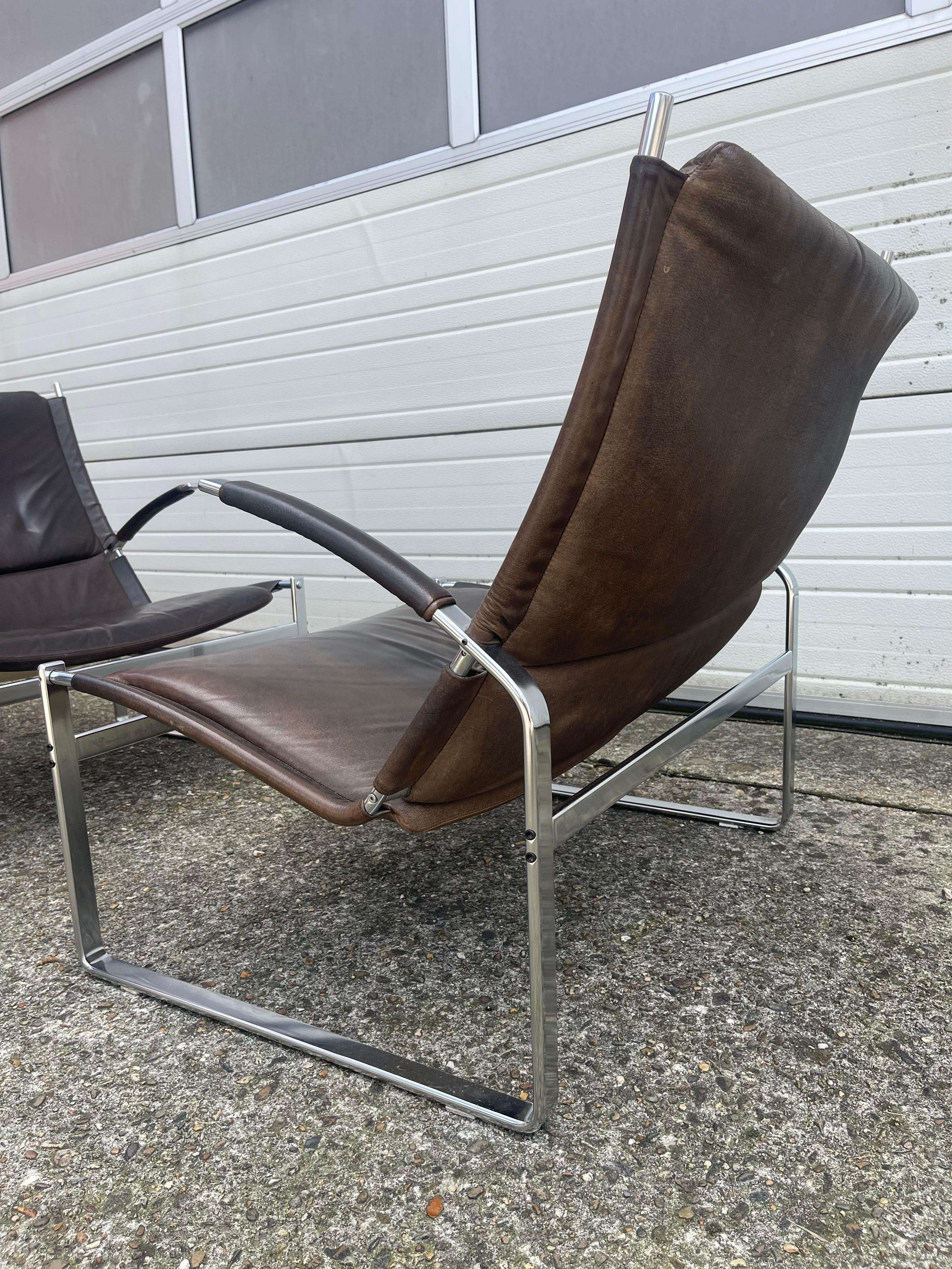 Angeboten wird ein Set aus zwei Loungesesseln, die von dem dänischen Designerduo Preben Fabricius und Jorgen Kastholm entworfen wurden.
Die besonderen und schwer zu findenden Liegestühle heißen FK 81. Sie wurden in den 60-er Jahren von Kill