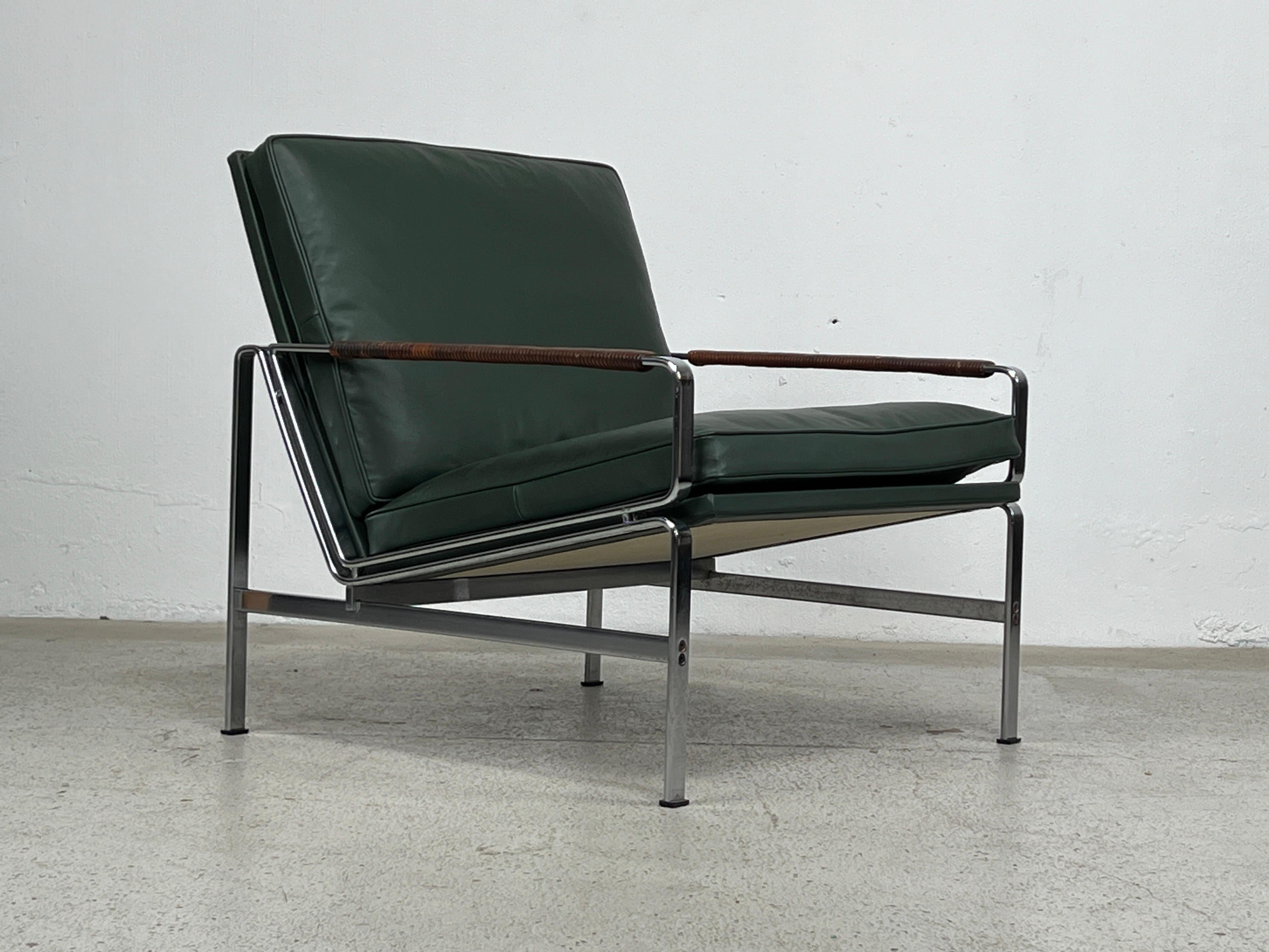 A beautifully designed lounge chair 6720 designed by Preben Fabricius & Jørgen Kastholm and produced by Alfred Kill International, Germany 1968. Perfectly reupholstered in green leather with original patinated leather wrapped arms. 