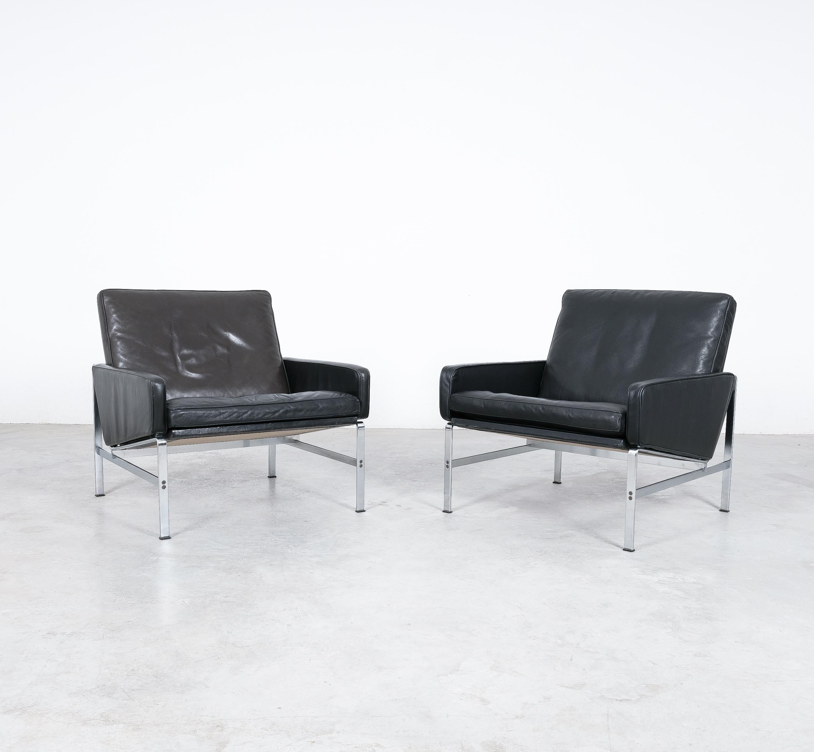 Pair of lounge chairs model FK6720, designed by Fabricius & Kastholm for Kill International in 1968, labelled

A beautiful pair of mod. 6720 mid-century chairs in very good original condition coming with the hard to find full-leather armrests. These