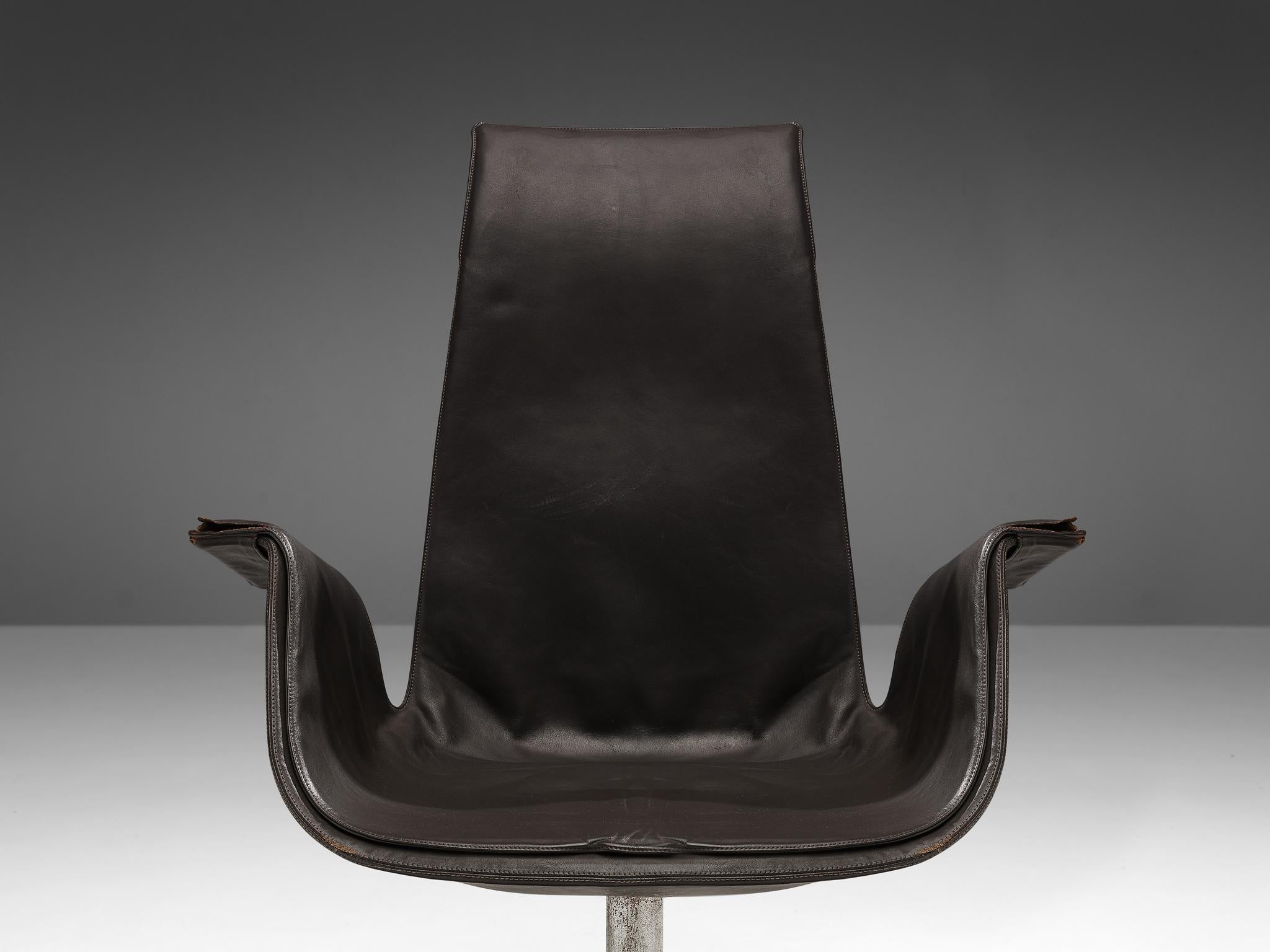 Fabricius & Kastholm Drehstuhl aus dunkelbraunem Leder und Stahl (Skandinavische Moderne) im Angebot