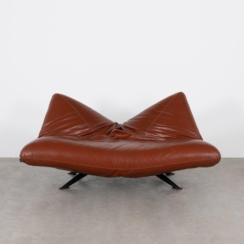 Das Ribalta Sofa und Daybed wurde in den achtziger Jahren von Fabrizio Ballardini für Arflex entworfen. Die klappbaren Ecken des Sofas sind verstellbar, so dass ein vielseitiges und verspieltes Ganzes entsteht, das sich von einem geräumigen Sofa