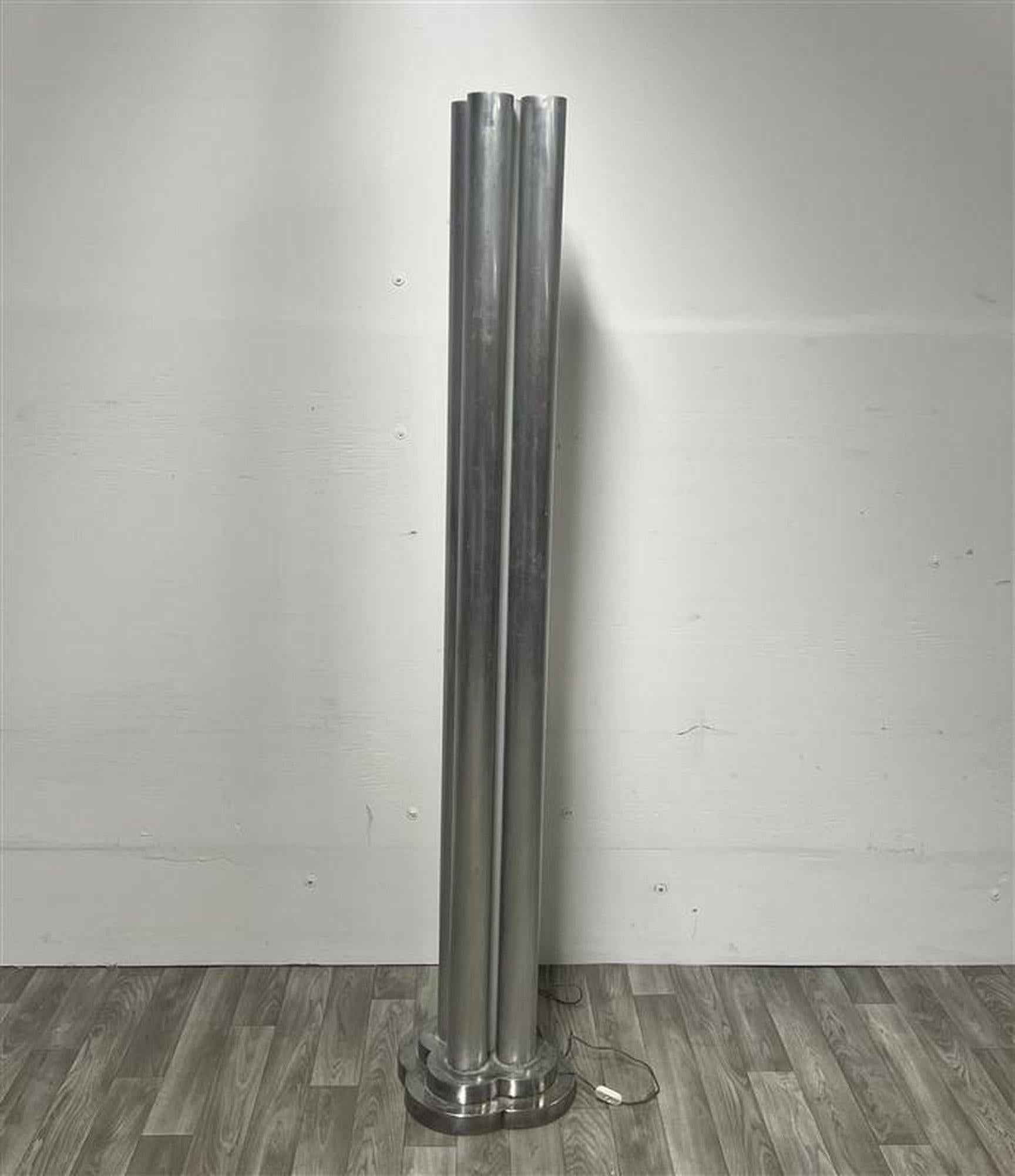 Fabrizio Cocchia & Gianfranco Fini
Lampada da terra Obelisco per New Lamp
Metallo cromato e plexiglas
1972 circa
Bibliografia: F. e N. Ferrari, Luce, Lampade1968-1973: il nuovo design italiano, Ed. Umberto Allemandi, Torino, 2002, modello simile p.