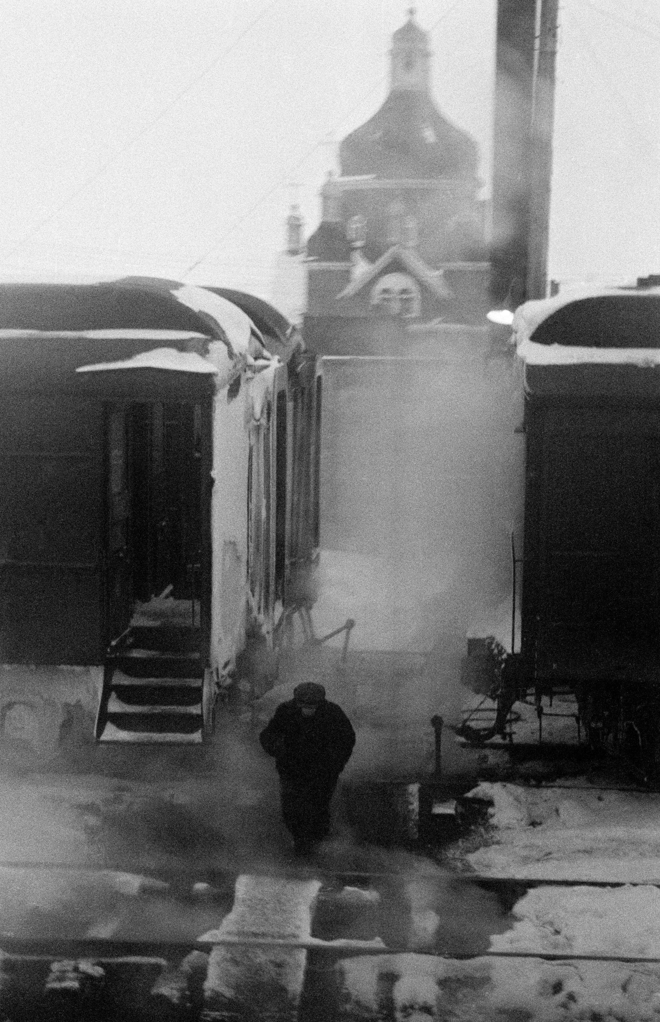 Coffret n° 10 de célébration du 100e anniversaire du Canada - Photographie vintage - Gris Black and White Photograph par Fabrizio La Torre
