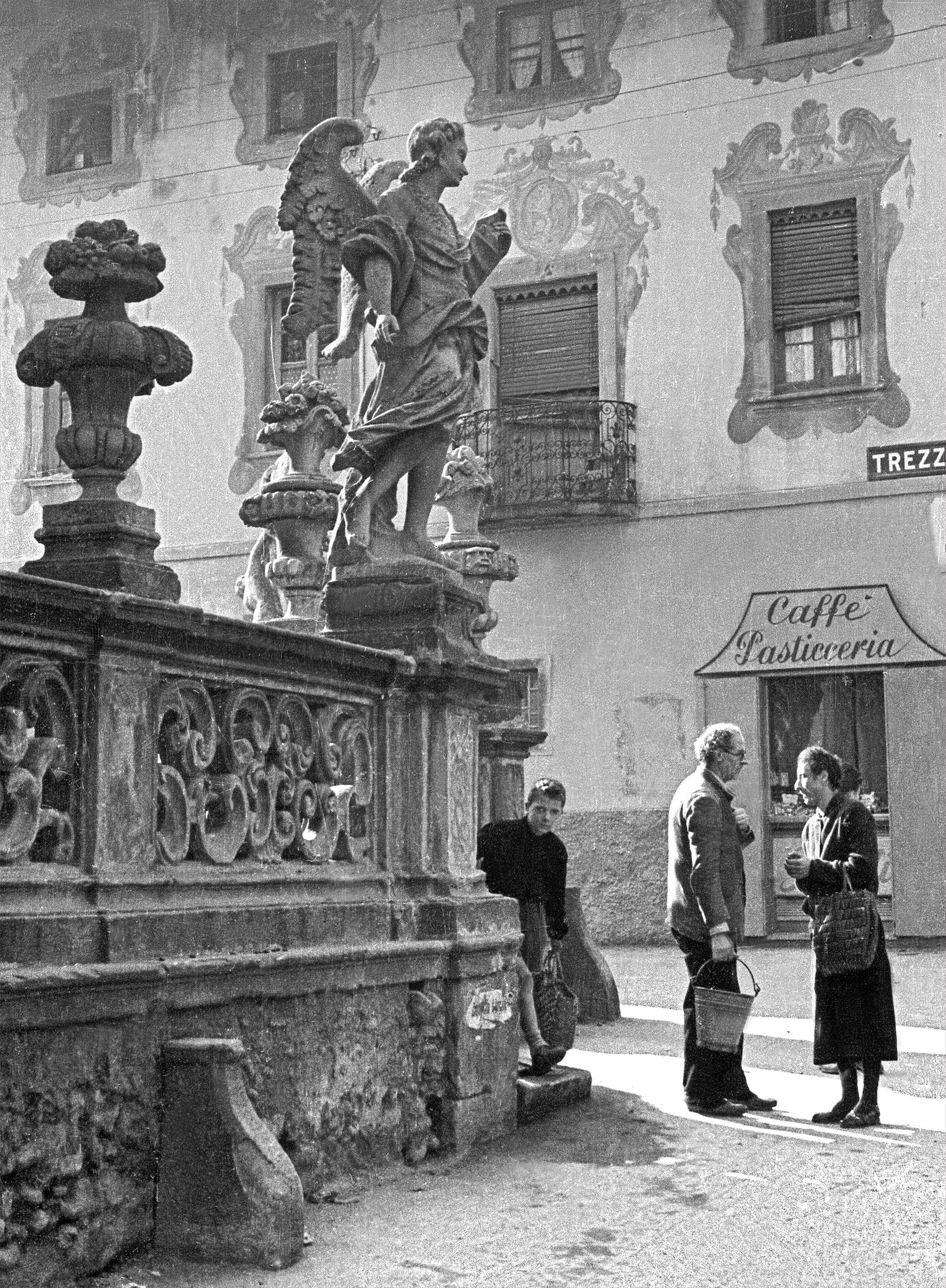 Cofre de la Celebración del Centenario # 9 - Infancia - Fotografía de época - Photograph Fotorrealista de Fabrizio La Torre
