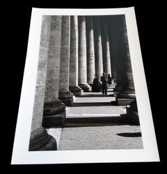 All’ombra del Bernini, 1962 - Contemporary Black & White Photography