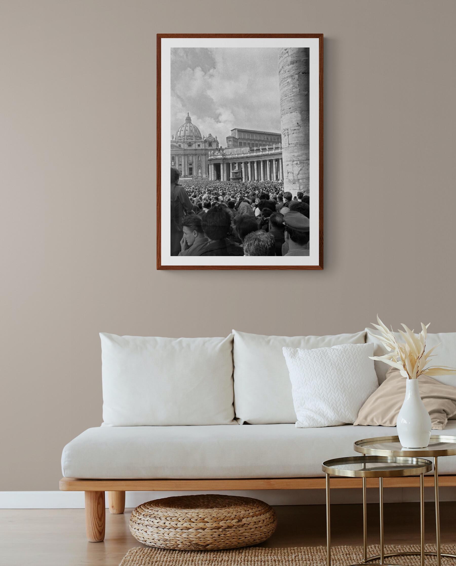 Aspettando il fumo Bianco, Roma, 1968 – Zeitgenössische Schwarz-Weiß-Fotografie (Grau), Black and White Photograph, von Fabrizio La Torre