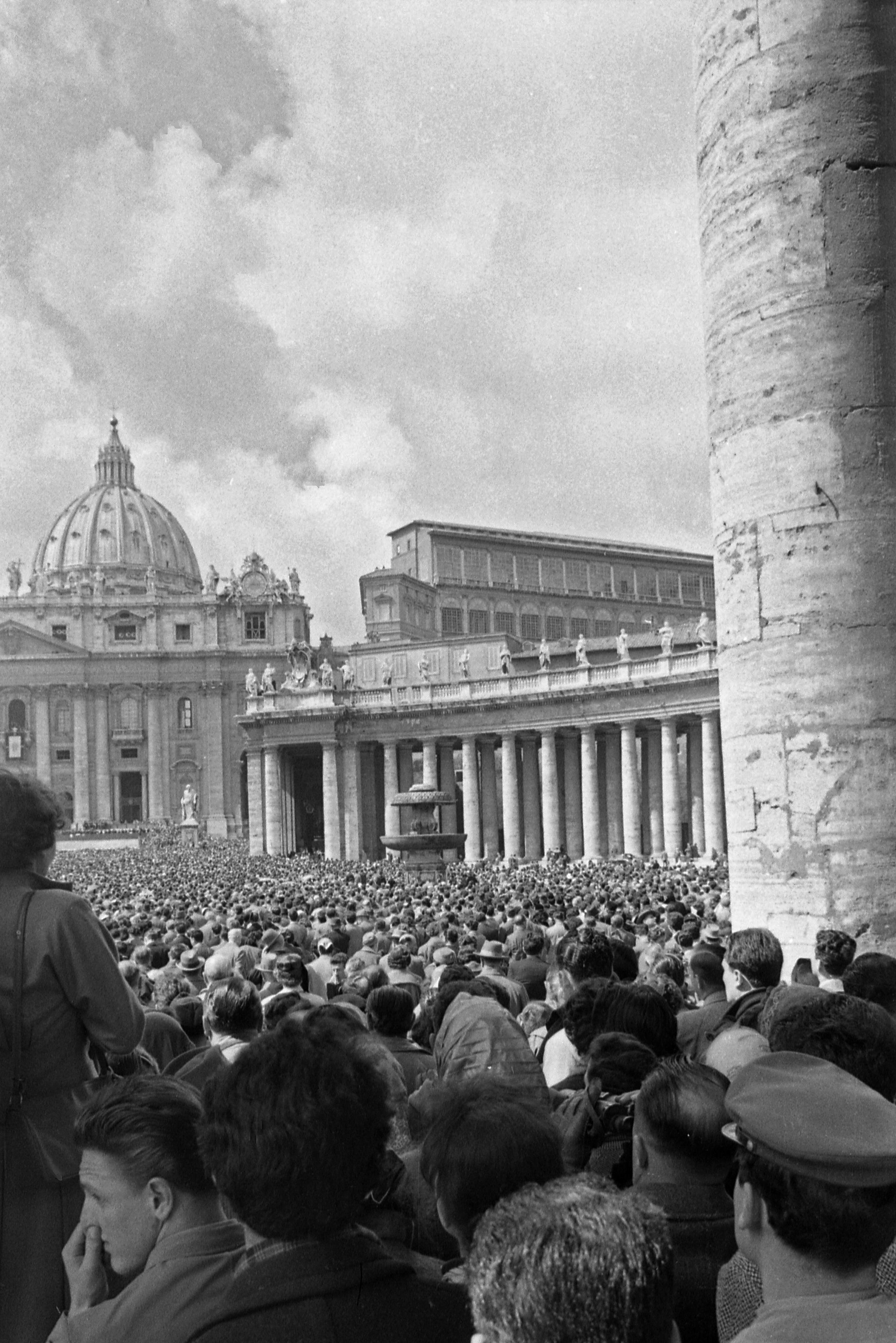 Fabrizio La Torre Black and White Photograph – Aspettando il fumo Bianco, Roma, 1968 – Zeitgenössische Schwarz-Weiß-Fotografie