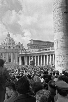 Vintage Aspettando il fumo bianco, Roma 1968 - Contemporary Black & White Photography