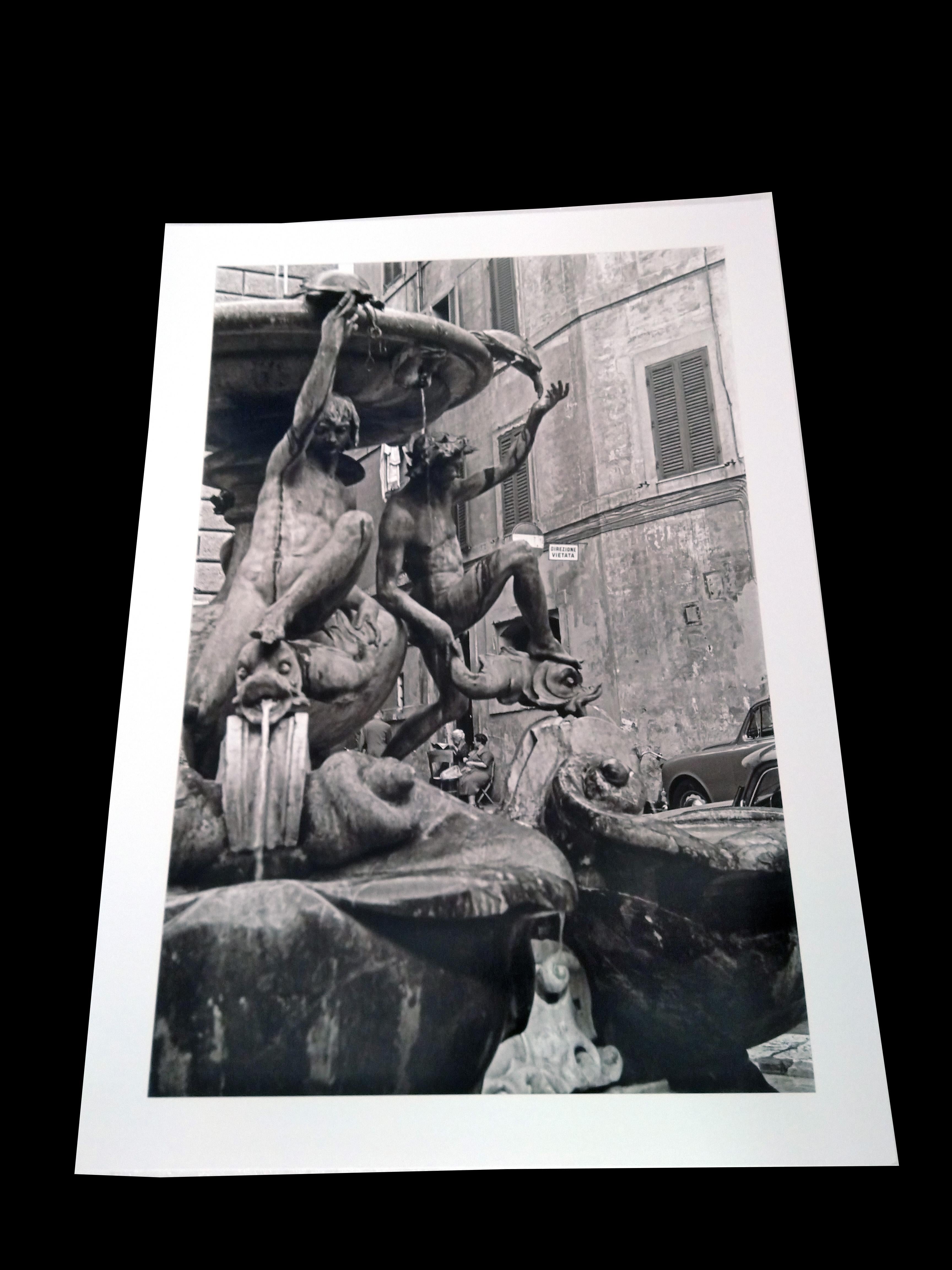 Chiacchiere in piazza, 1956 - Roma - Contemporary Black & White Photography - Gray Black and White Photograph by Fabrizio La Torre