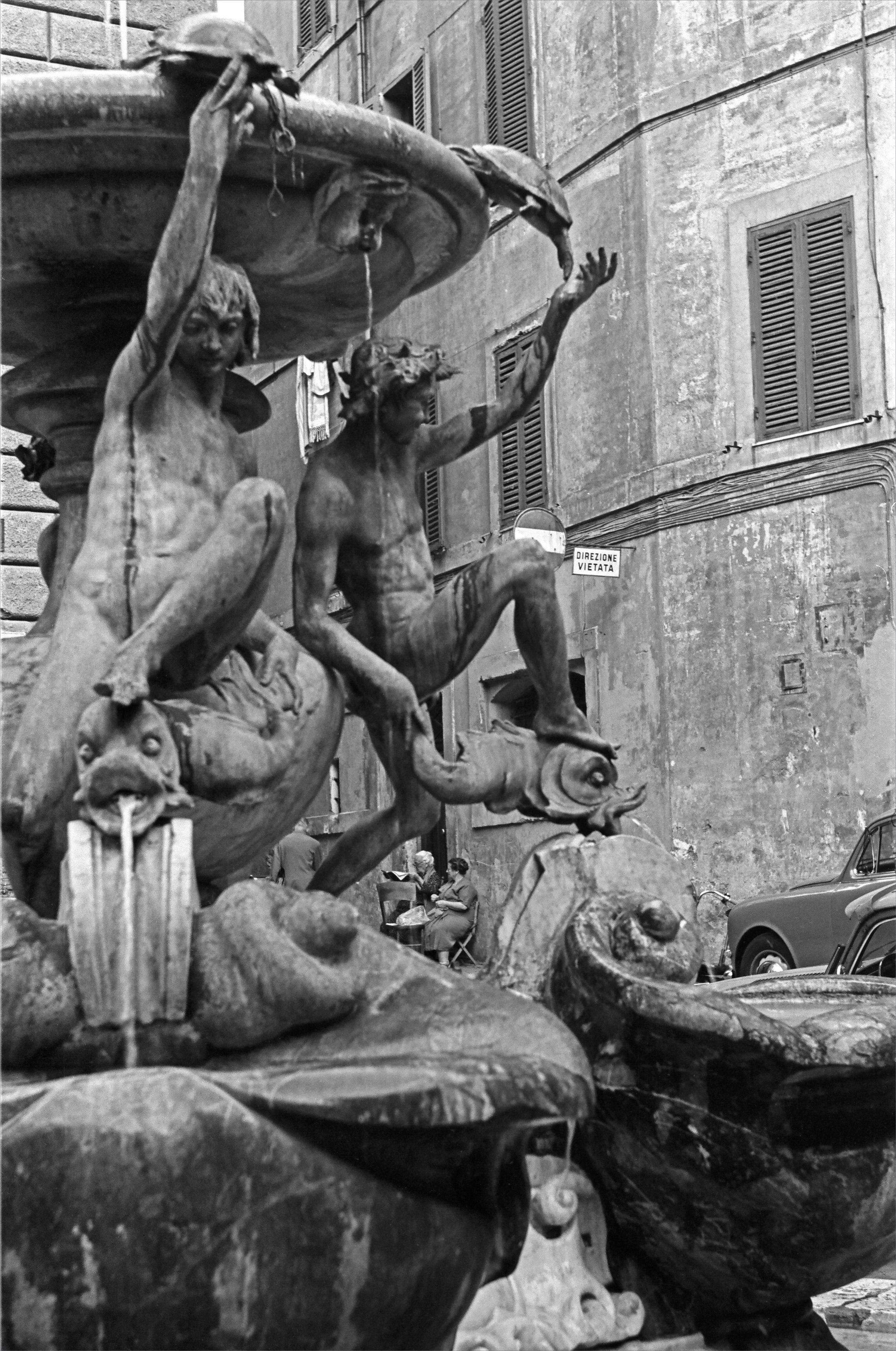 Fabrizio La Torre Black and White Photograph - Chiacchiere in piazza, 1956 - Roma - Contemporary Black & White Photography