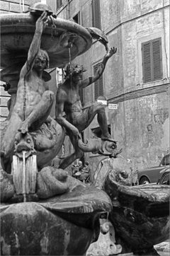 Vintage Chiacchiere in piazza, 1956 - Roma - Contemporary Black & White Photography