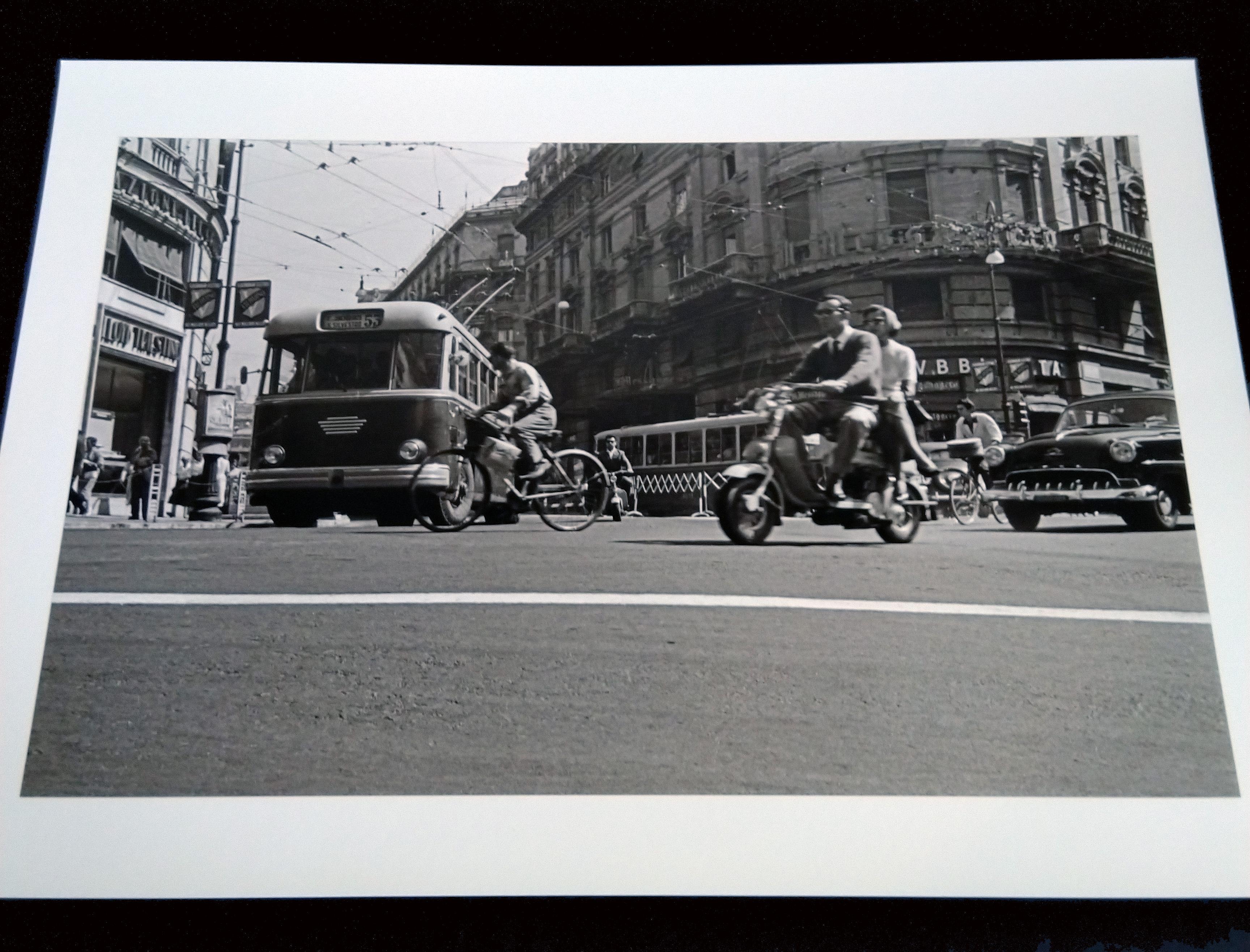 Davanti al Messaggero, Roma 1963 - Zeitgenössische Schwarz-Weiß-Fotografie – Photograph von Fabrizio La Torre