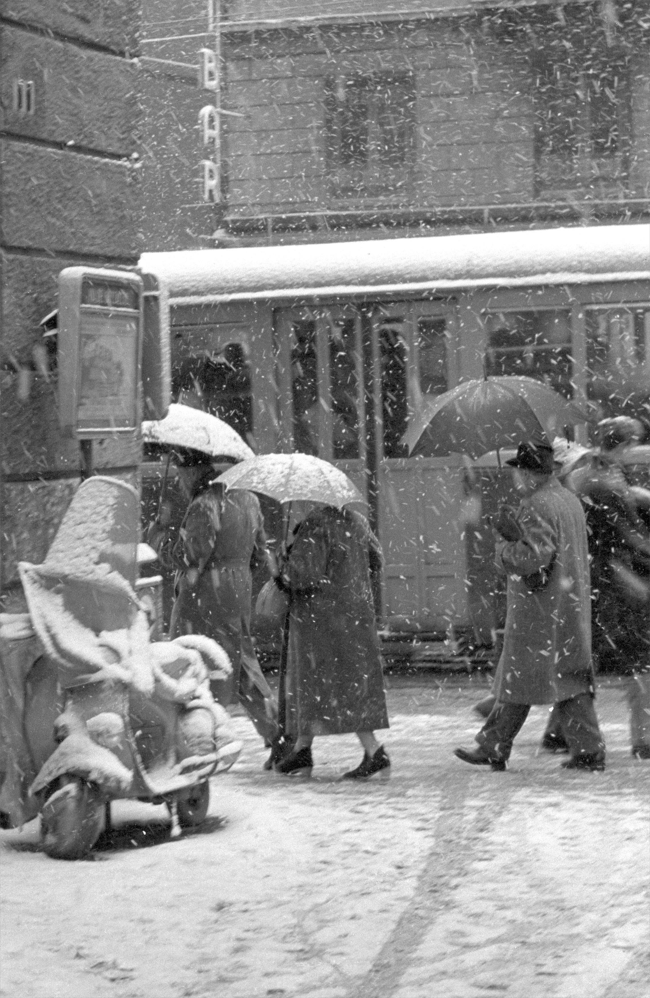 Fabrizio La Torre Black and White Photograph - Due ruote abbandonate, 1956 - Roma - Contemporary Black & White Photography