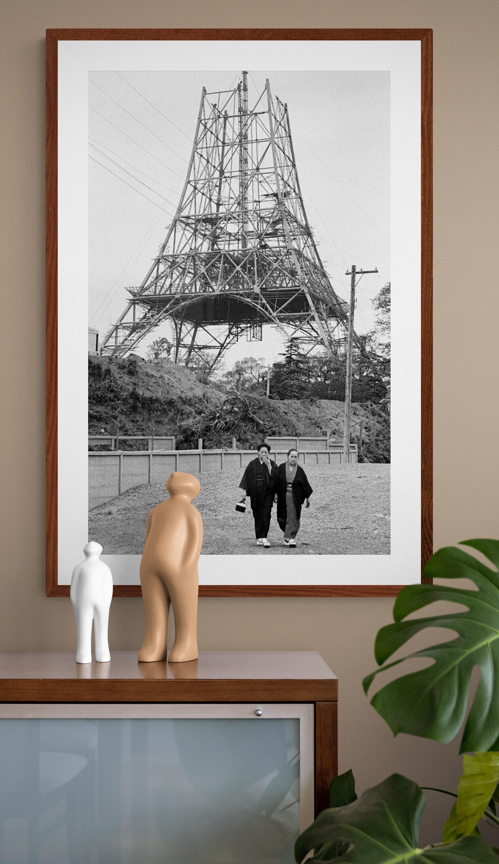 Torre Eiffel, Tokio ( 1957 ) - Japón - Full Framed Black & White Fine Art Print - Photograph de Fabrizio La Torre