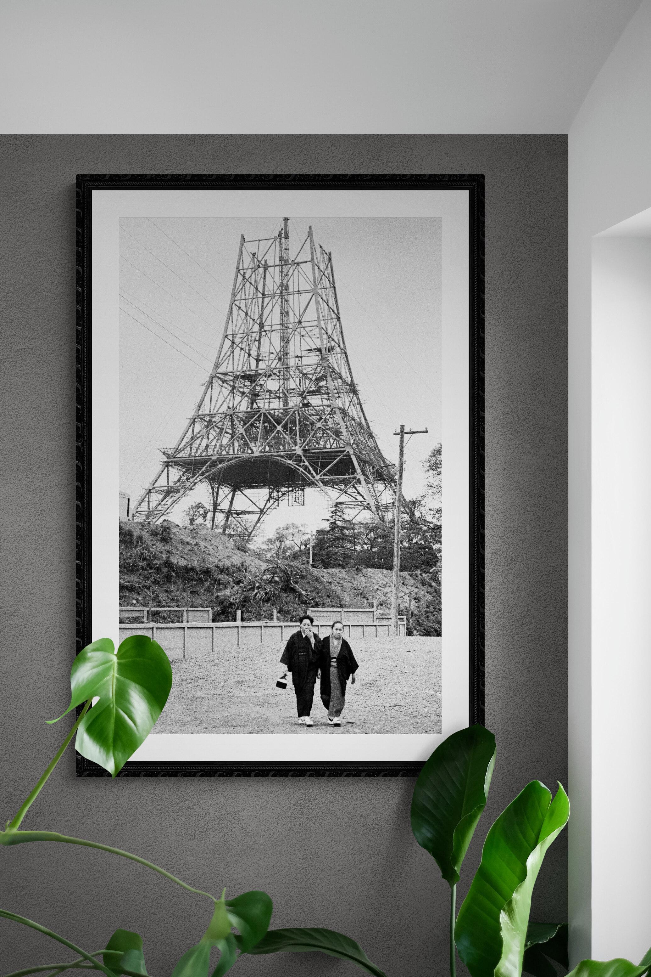 Torre Eiffel, Tokio ( 1957 ) - Japón - Full Framed Black & White Fine Art Print - Photograph Fotorrealista de Fabrizio La Torre