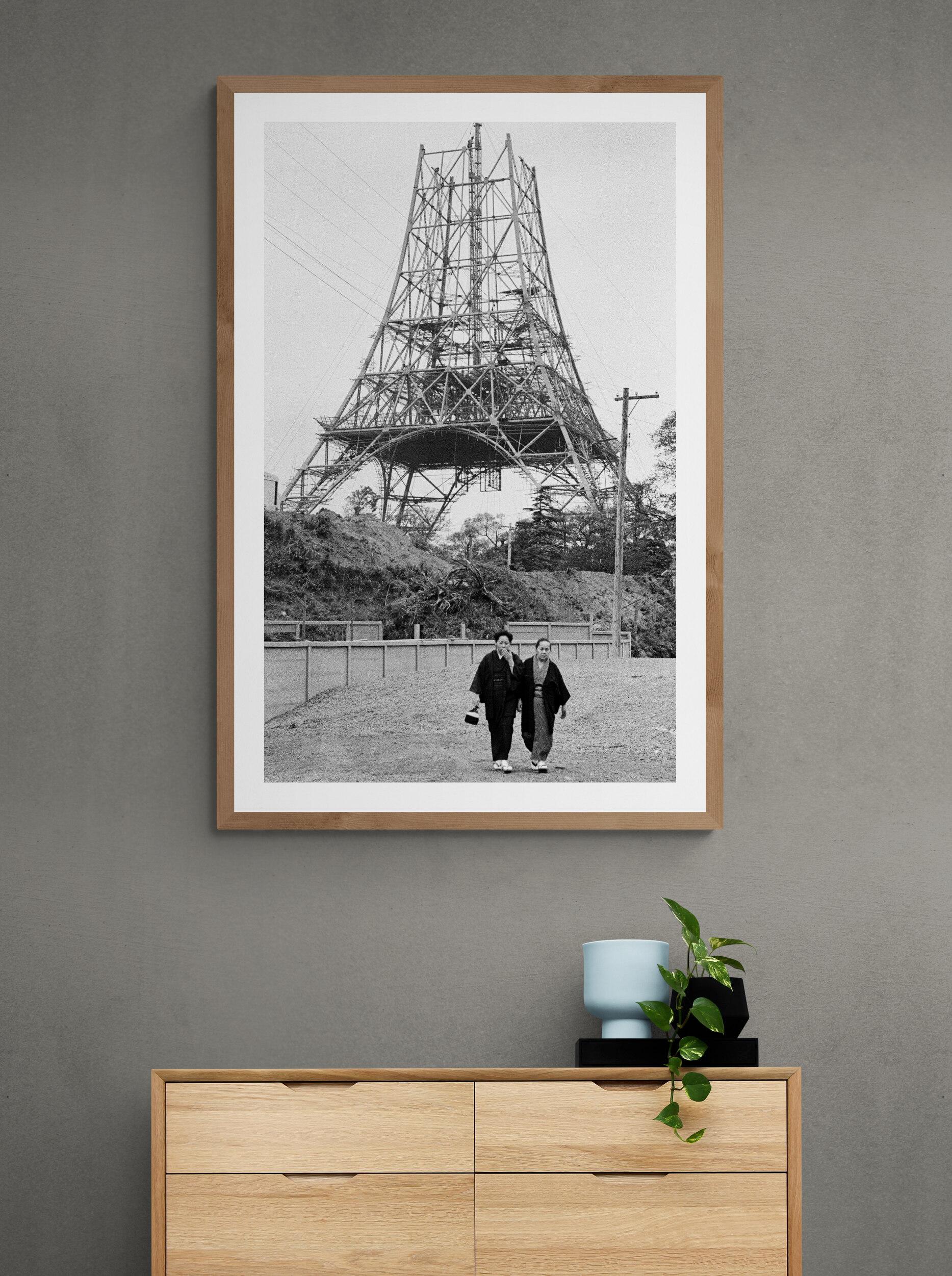 Torre Eiffel, Tokio ( 1957 ) - Japón - Full Framed Black & White Fine Art Print - Black and White Photograph Gris de Fabrizio La Torre