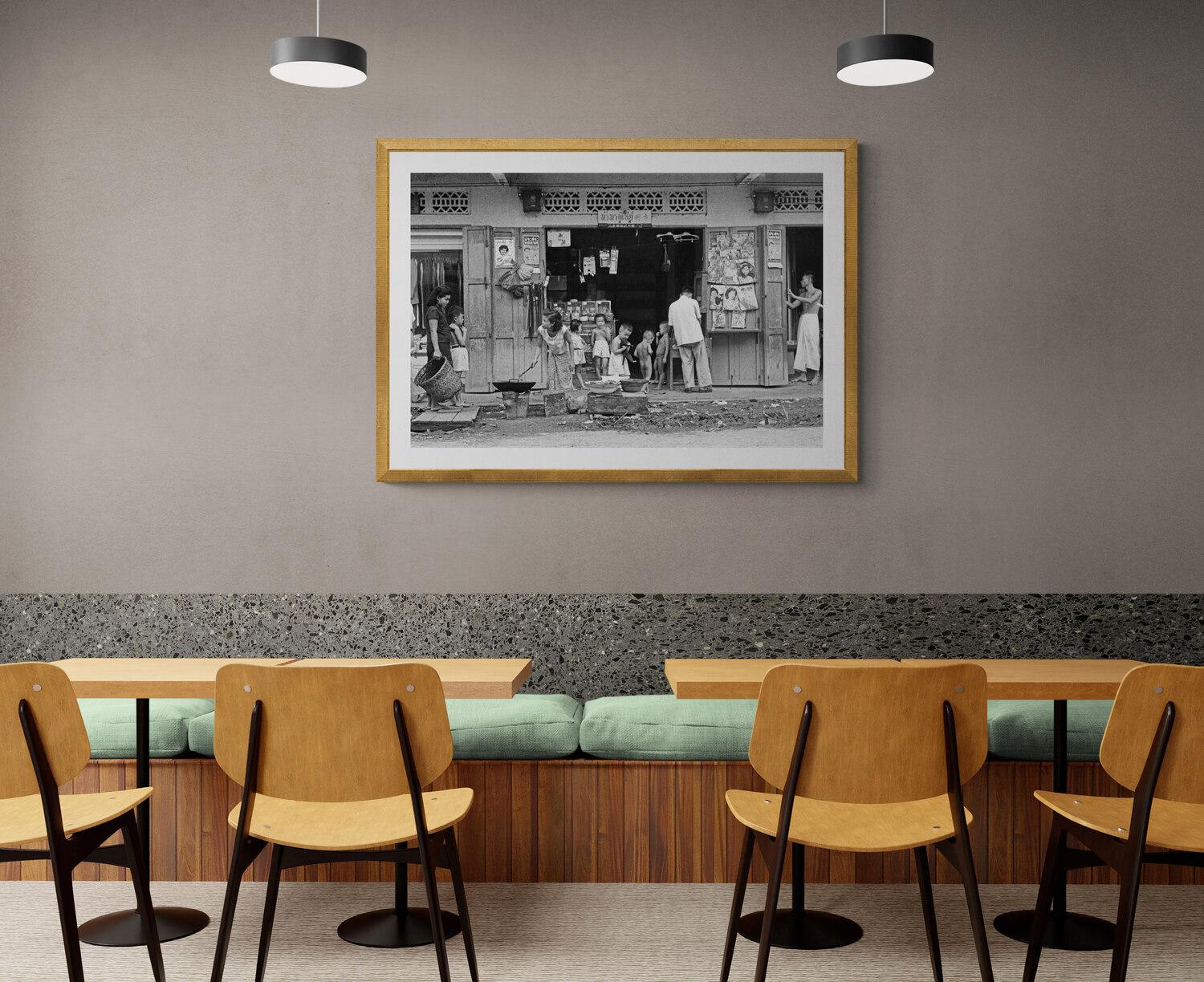 Famiglia numerosa, Bangkok 1958 - Full Framed Black & White Fine Art Print - Photorealist Photograph by Fabrizio La Torre