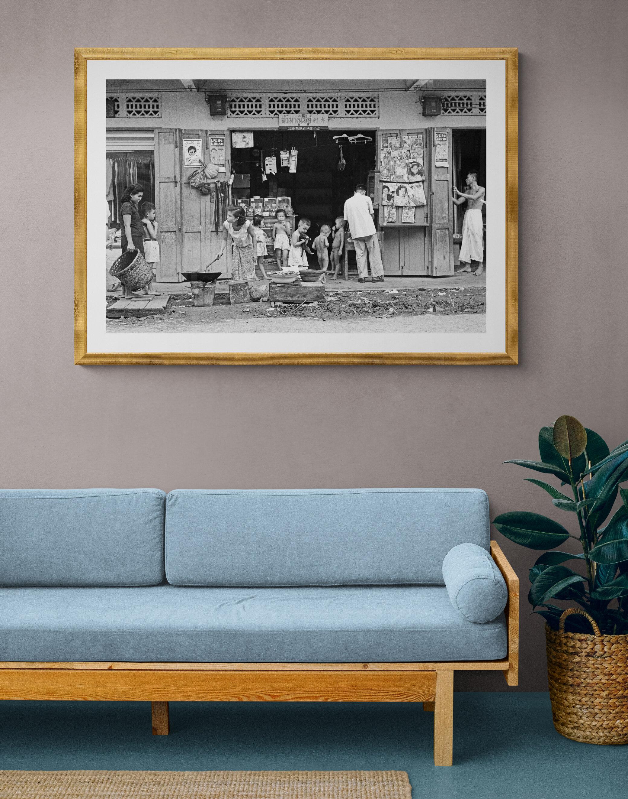 Famiglia numerosa, Bangkok 1958 - Full Framed Black & White Fine Art Print - Gray Black and White Photograph by Fabrizio La Torre