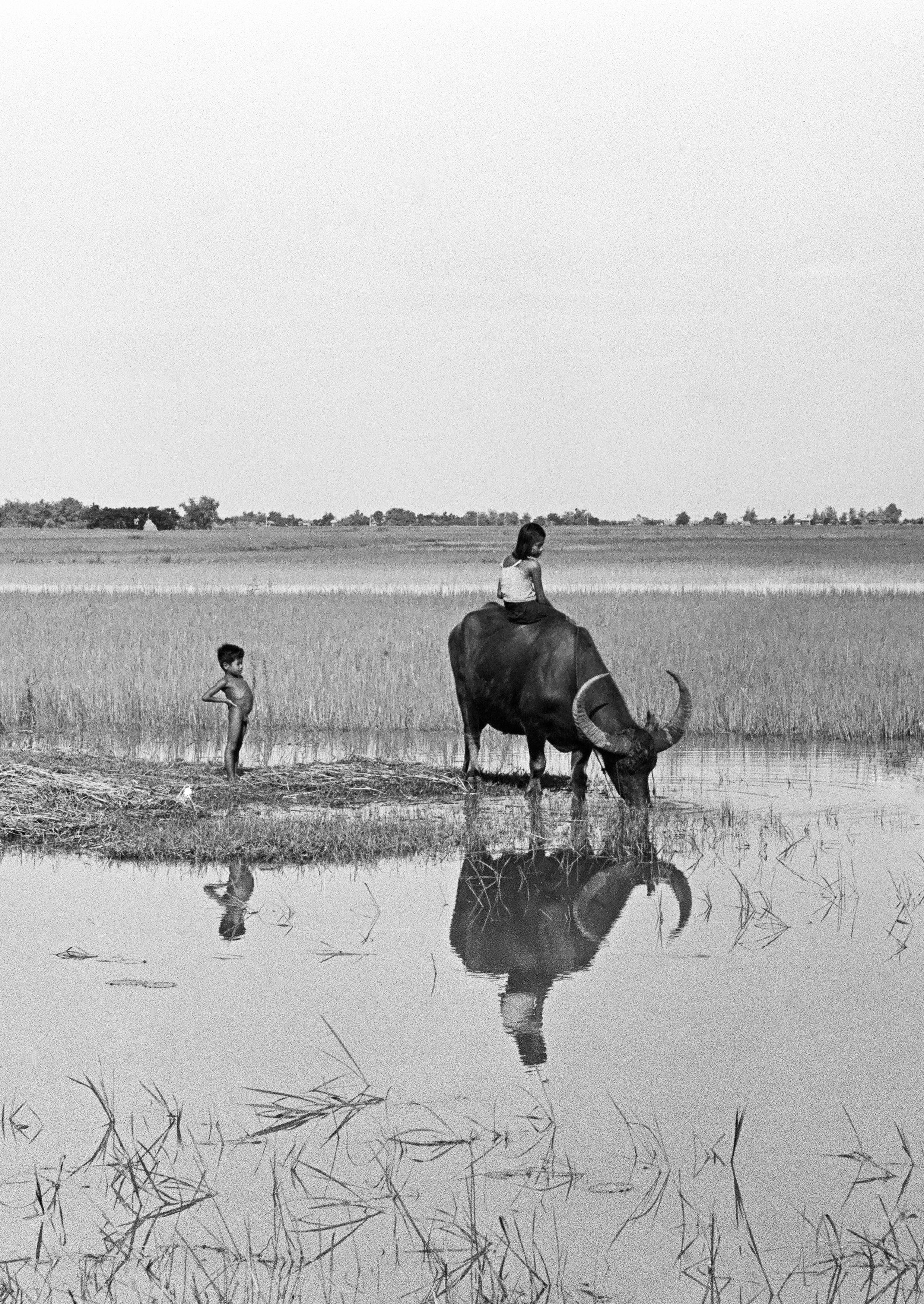 Fabrizio La Torre Black and White Photograph – Großformatiger Schwarz-Weiß-Kunstdruck von Fratello e Sorella, Thailand 1961