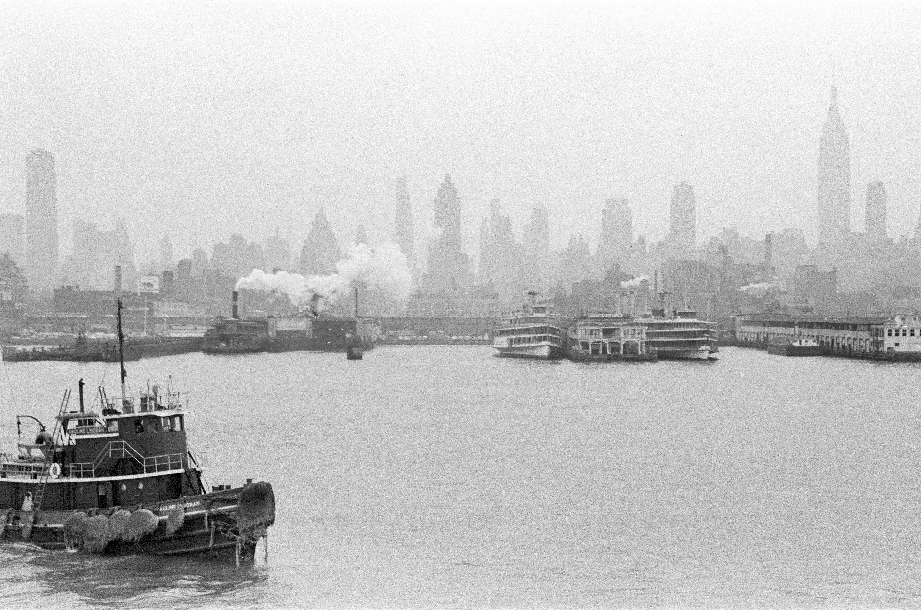 Harbour's Skyline of New York, 1956 - Photographie contemporaine en noir et blanc
