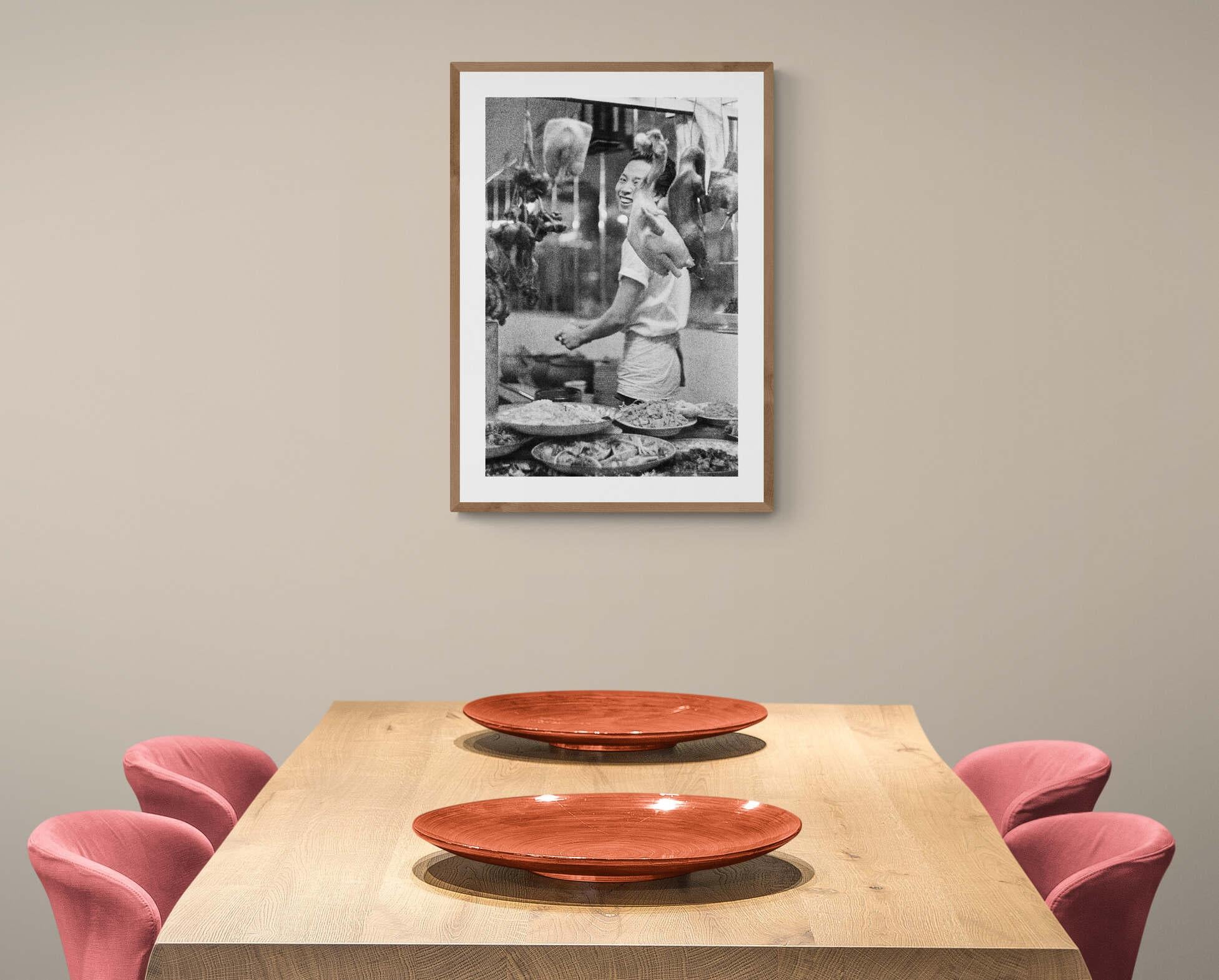 Il cuoco felice - Thailand 1959 - Voll gerahmter Schwarz-Weiß-Kunstdruck (Fotorealismus), Photograph, von Fabrizio La Torre