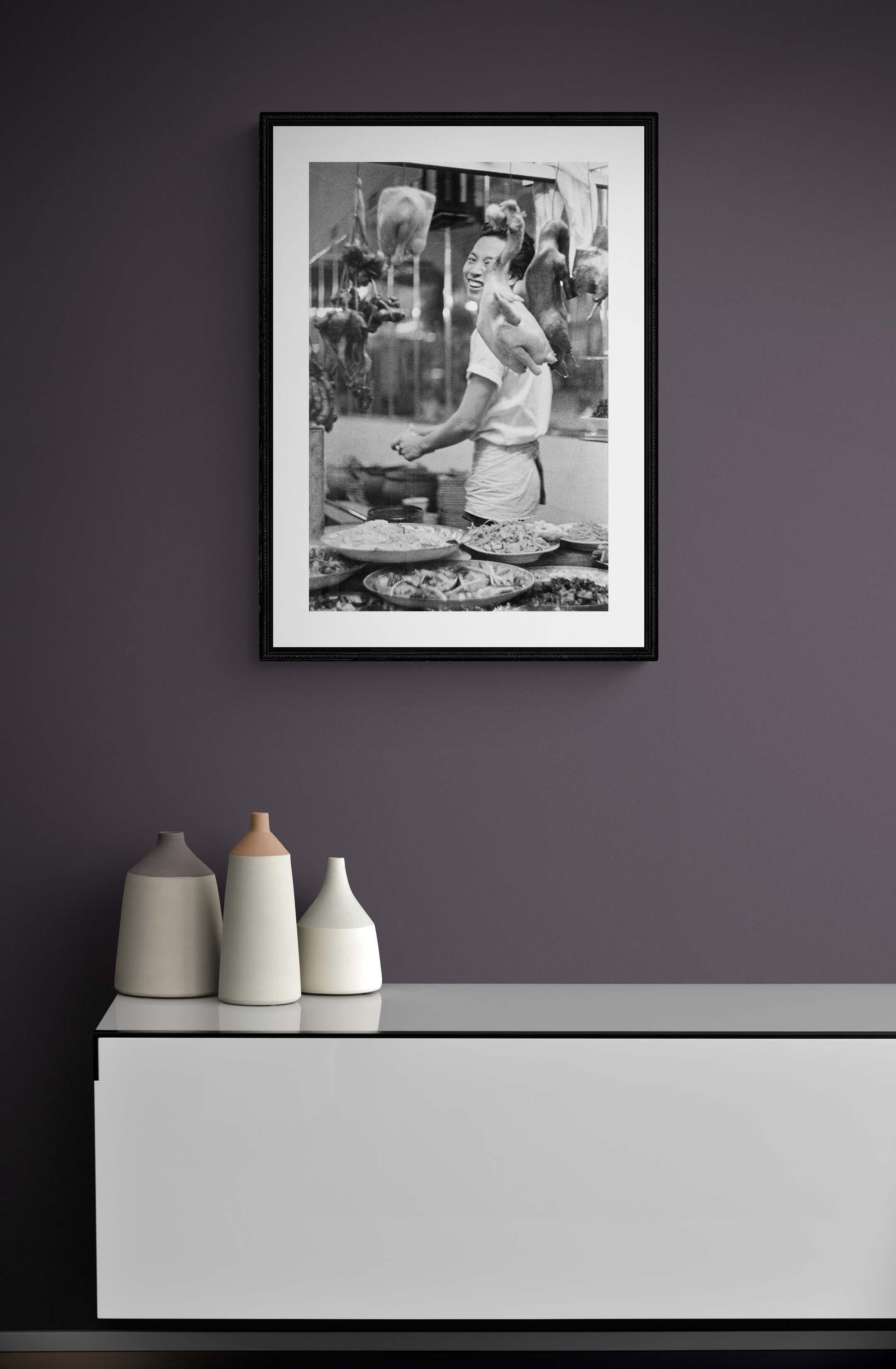 Il cuoco felice - Thailand 1959 - Großformatiger Schwarz-Weiß-Kunstdruck (Grau), Black and White Photograph, von Fabrizio La Torre
