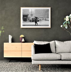 Il passo sospeso del pedone, Roma 1962 - Fotografia contemporanea in bianco e nero