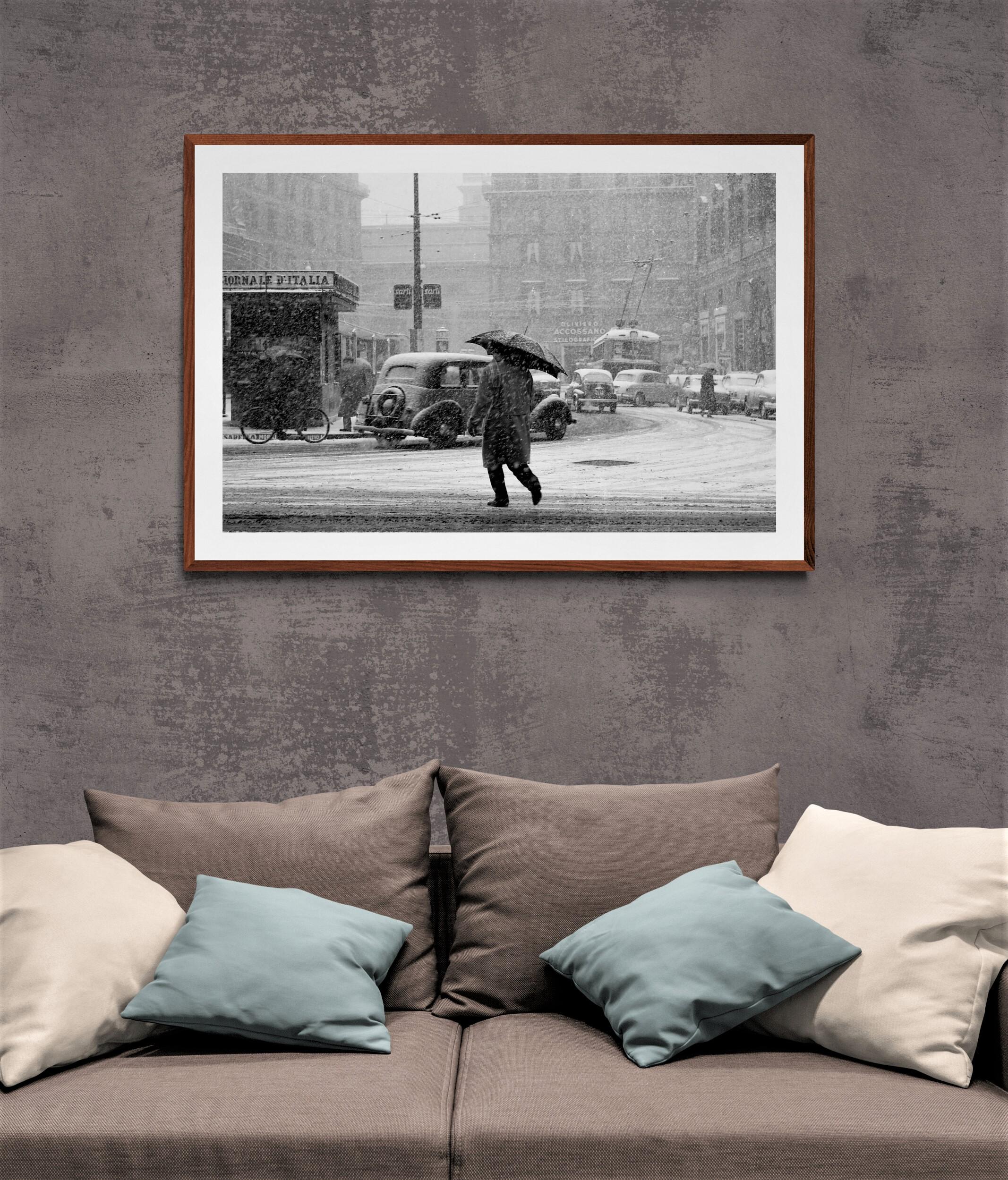 Il passo sospeso del pedone, Roma 1962 - Full Framed Black & White Photography For Sale 1