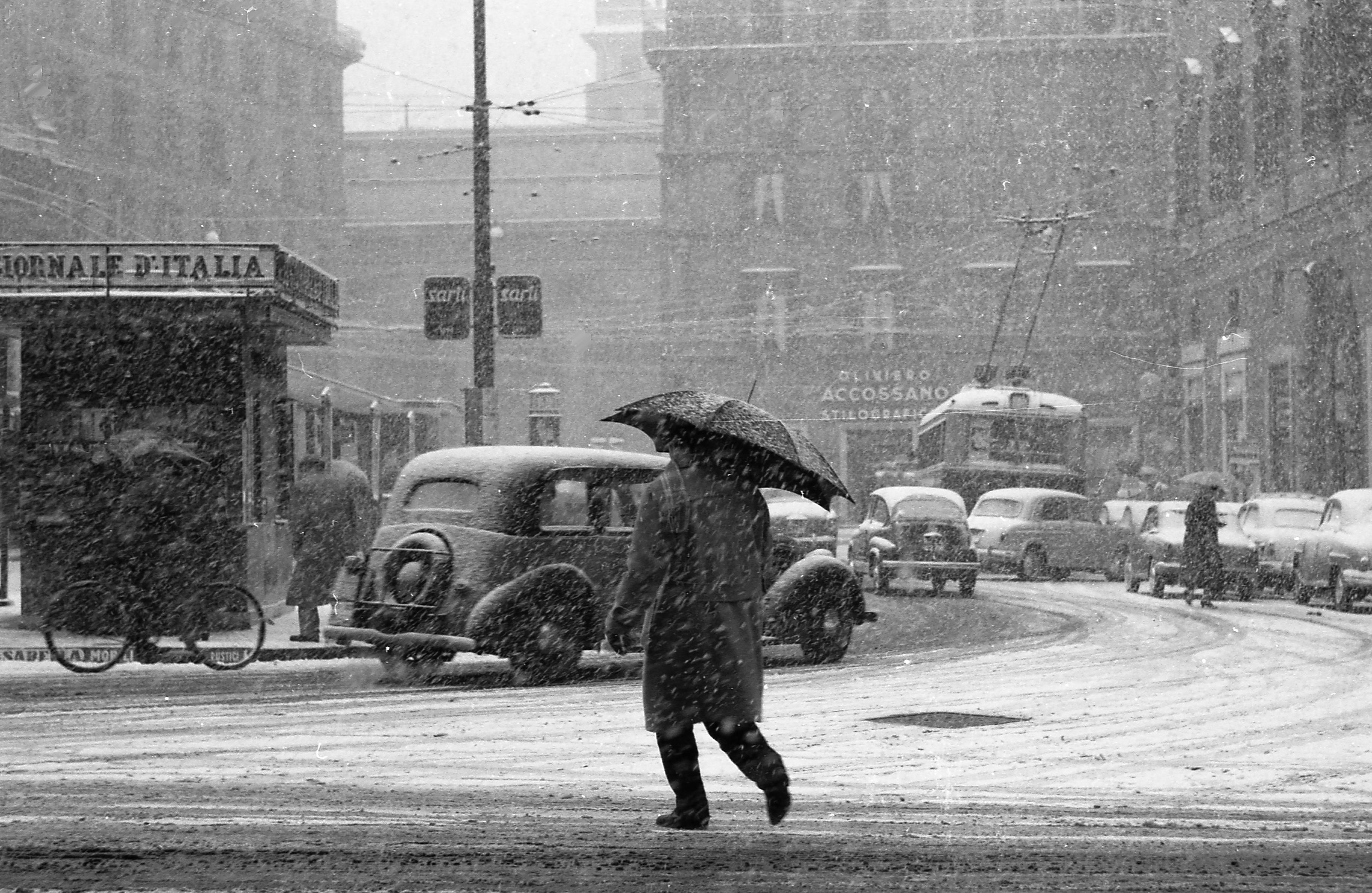 Fabrizio La Torre Black and White Photograph - Il passo sospeso del pedone, Roma 1962 - Full Framed Black & White Photography