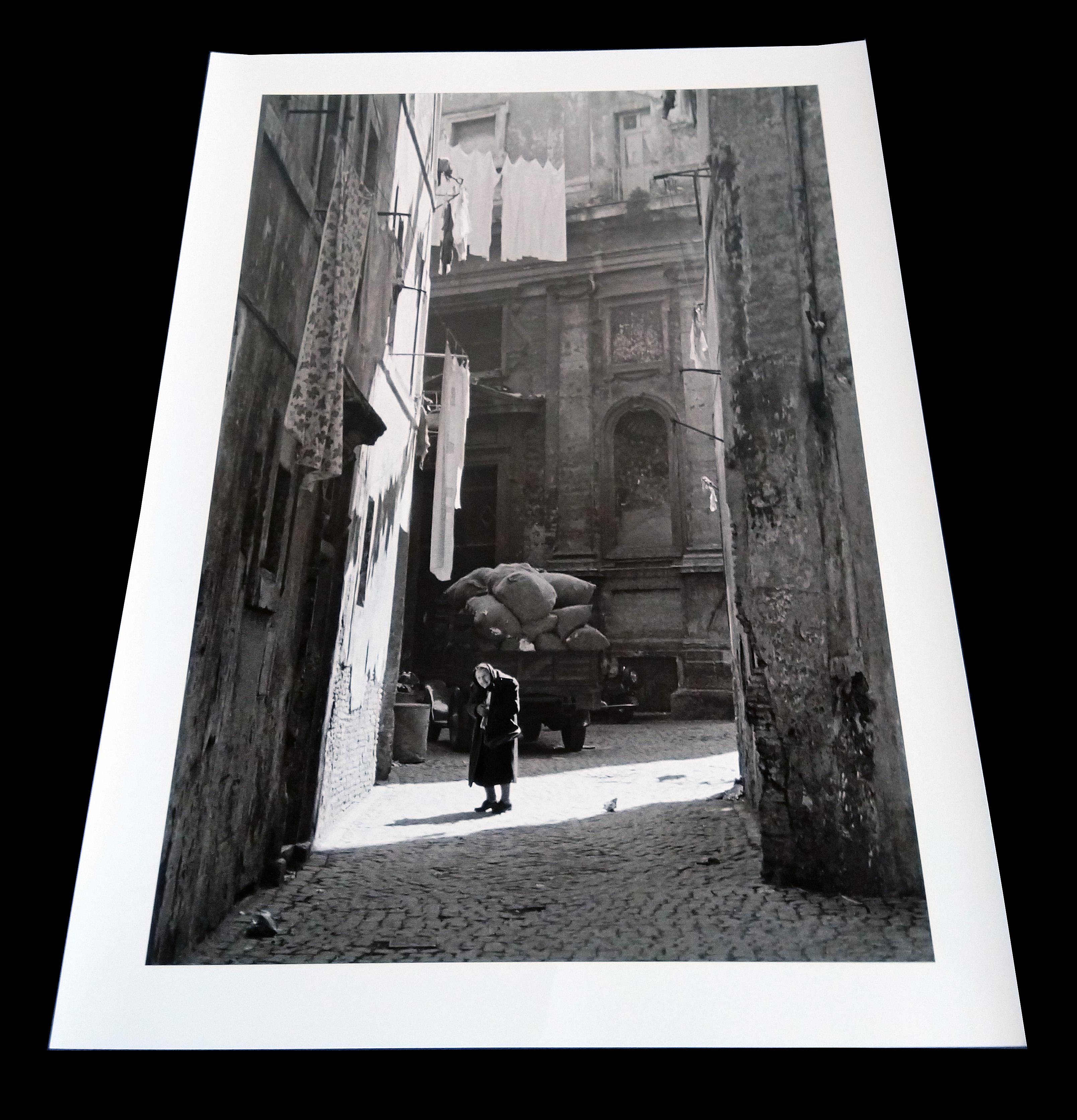 Il peso degli anni, Roma - 1962 - Photographie contemporaine en noir et blanc - Gris Black and White Photograph par Fabrizio La Torre