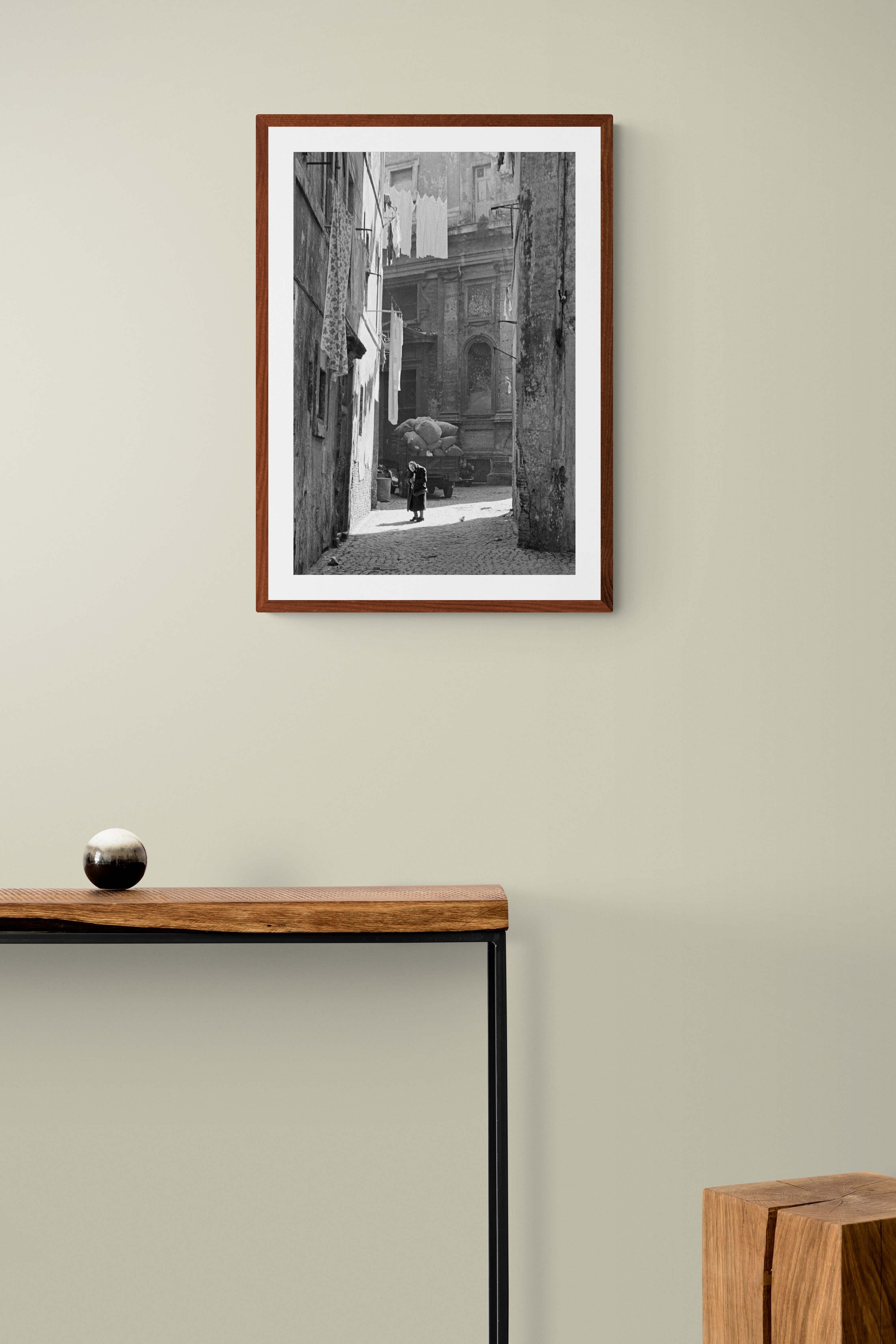 Il peso degli anni, Roma - 1962 - Photographie contemporaine en noir et blanc en vente 2