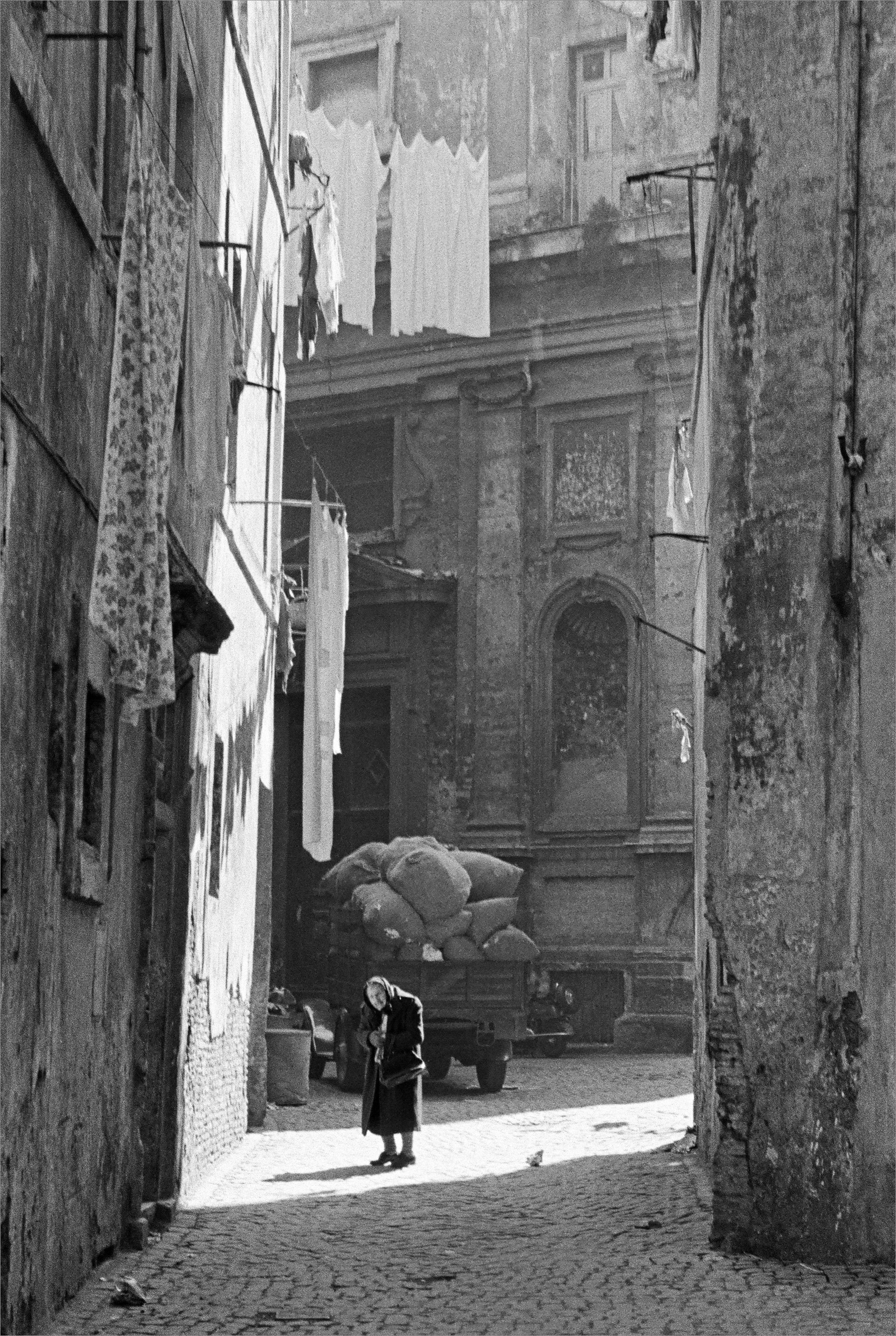 Fabrizio La Torre Black and White Photograph - Il peso degli anni, Roma - 1962 - Contemporary Black & White Photography