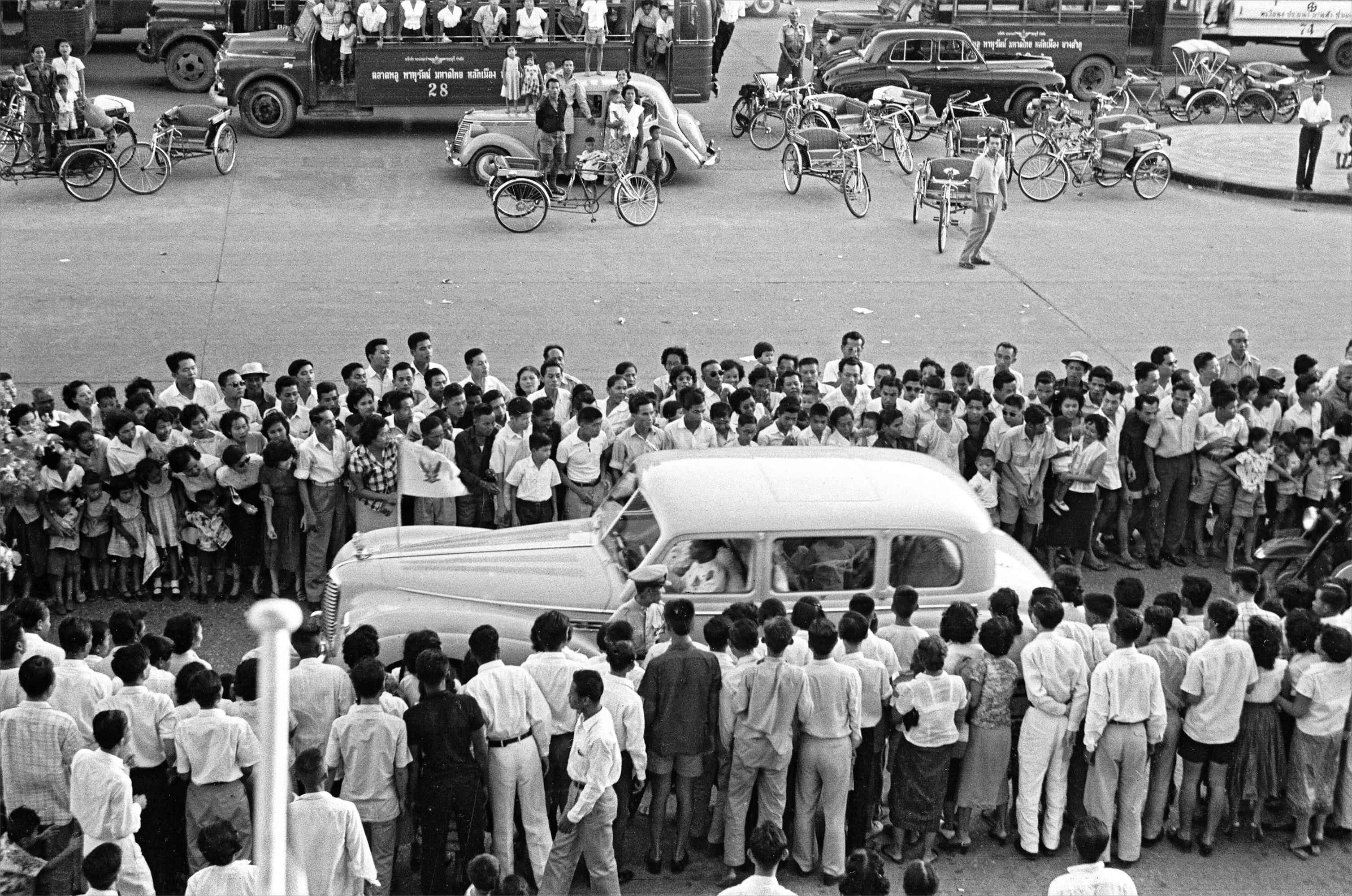 Black and White Photograph Fabrizio La Torre - La Rolle del Re - Bangkok - Thaïlande  - Gravure d'art noir et blanc entièrement encadrée