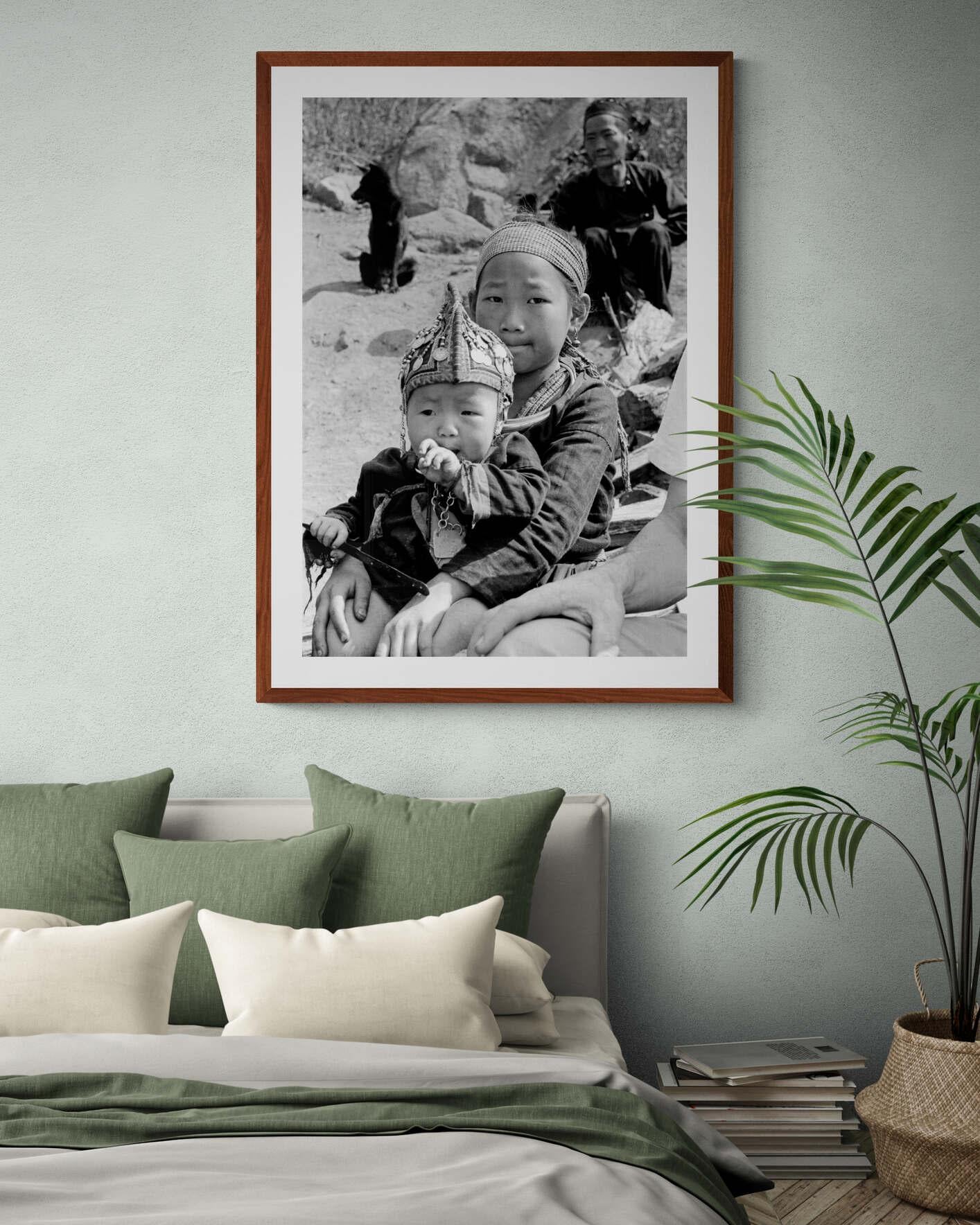 La sorella maggiore, Thailand (1959) – Voll gerahmter Schwarz-Weiß-Kunstdruck – Photograph von Fabrizio La Torre