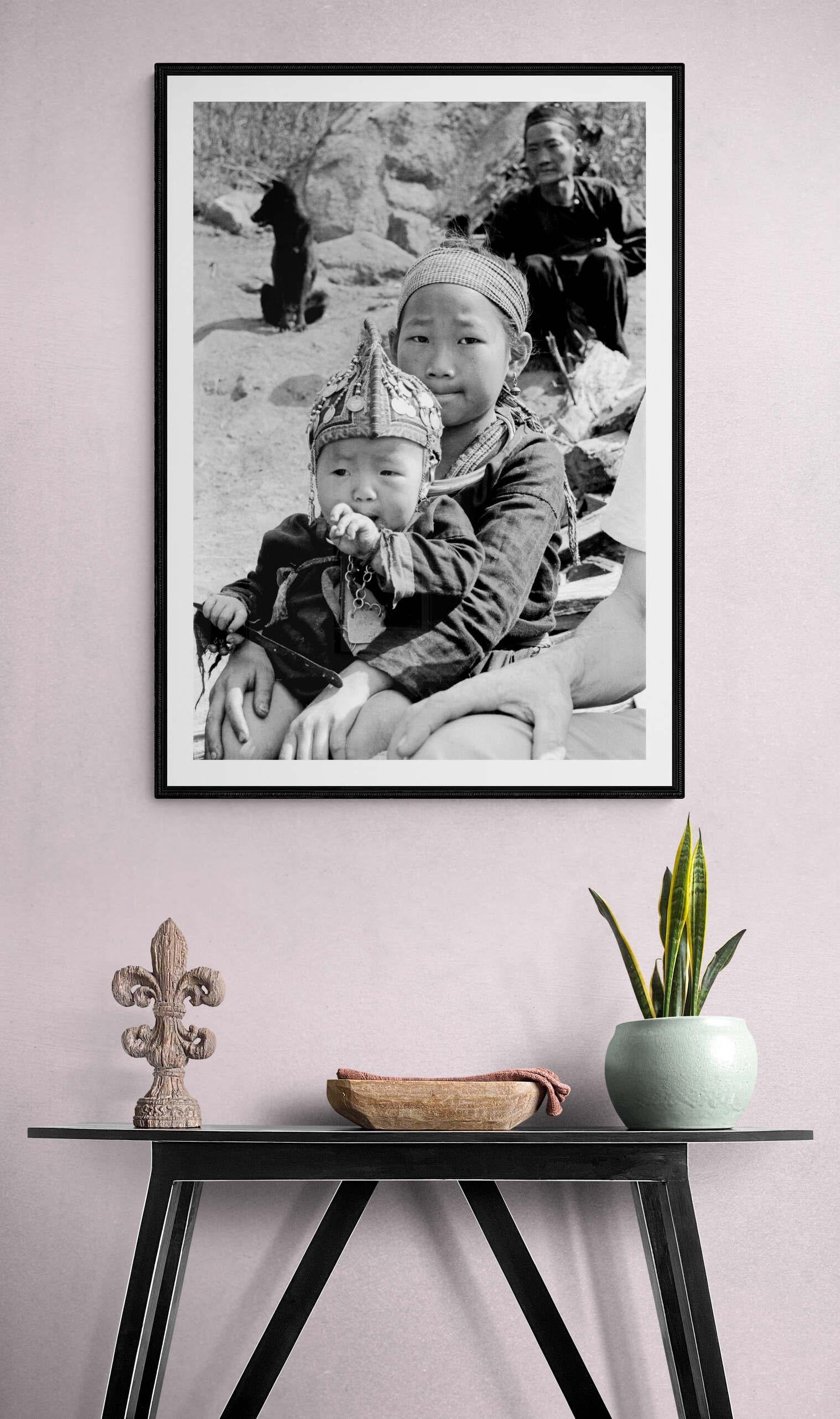 La sorella maggiore, Thailand (1959) – Voll gerahmter Schwarz-Weiß-Kunstdruck (Grau), Black and White Photograph, von Fabrizio La Torre