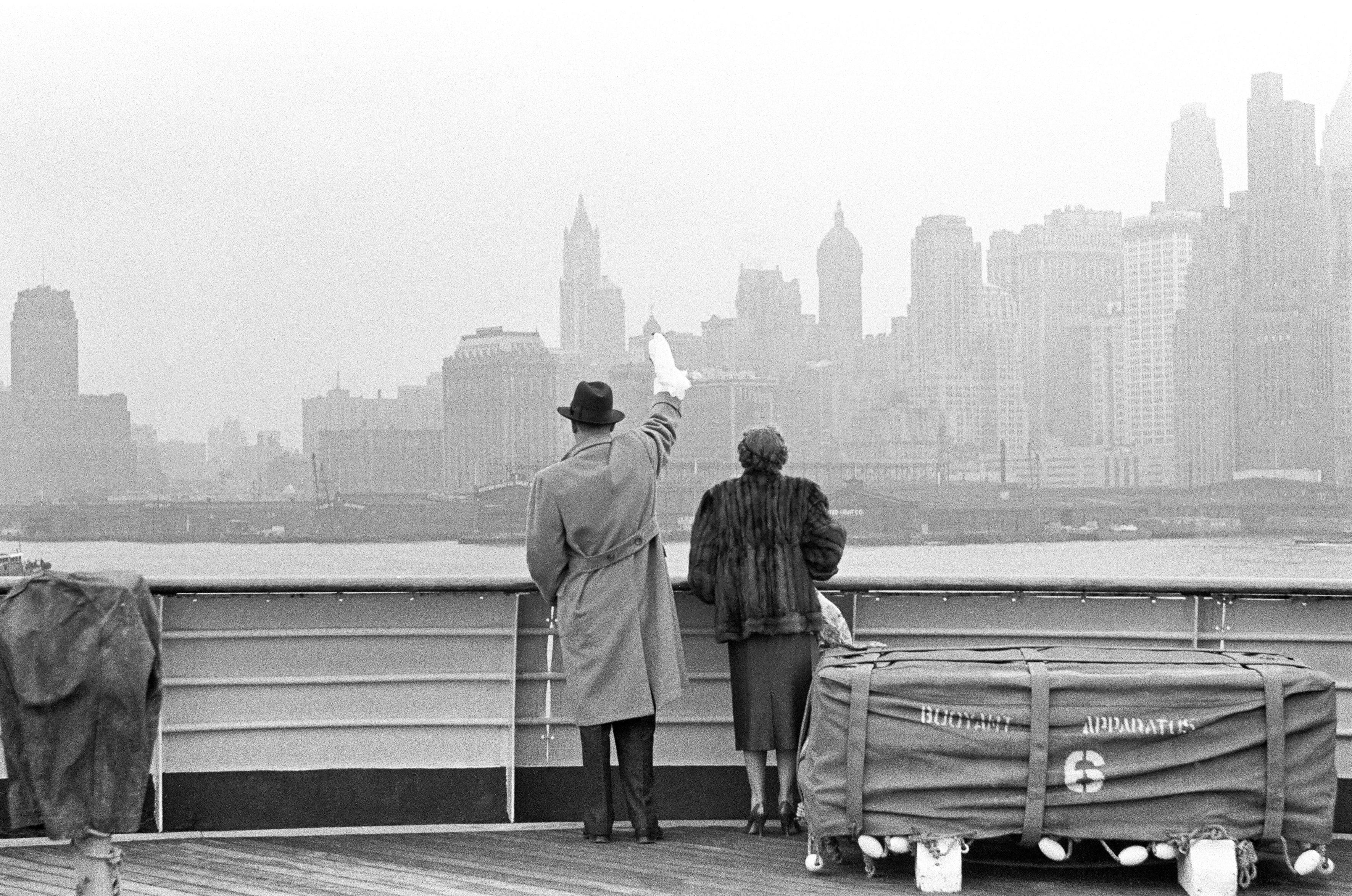 Fabrizio La Torre Black and White Photograph - L'Addio, New York City (1956) - Large size Black & White Fine Art Print