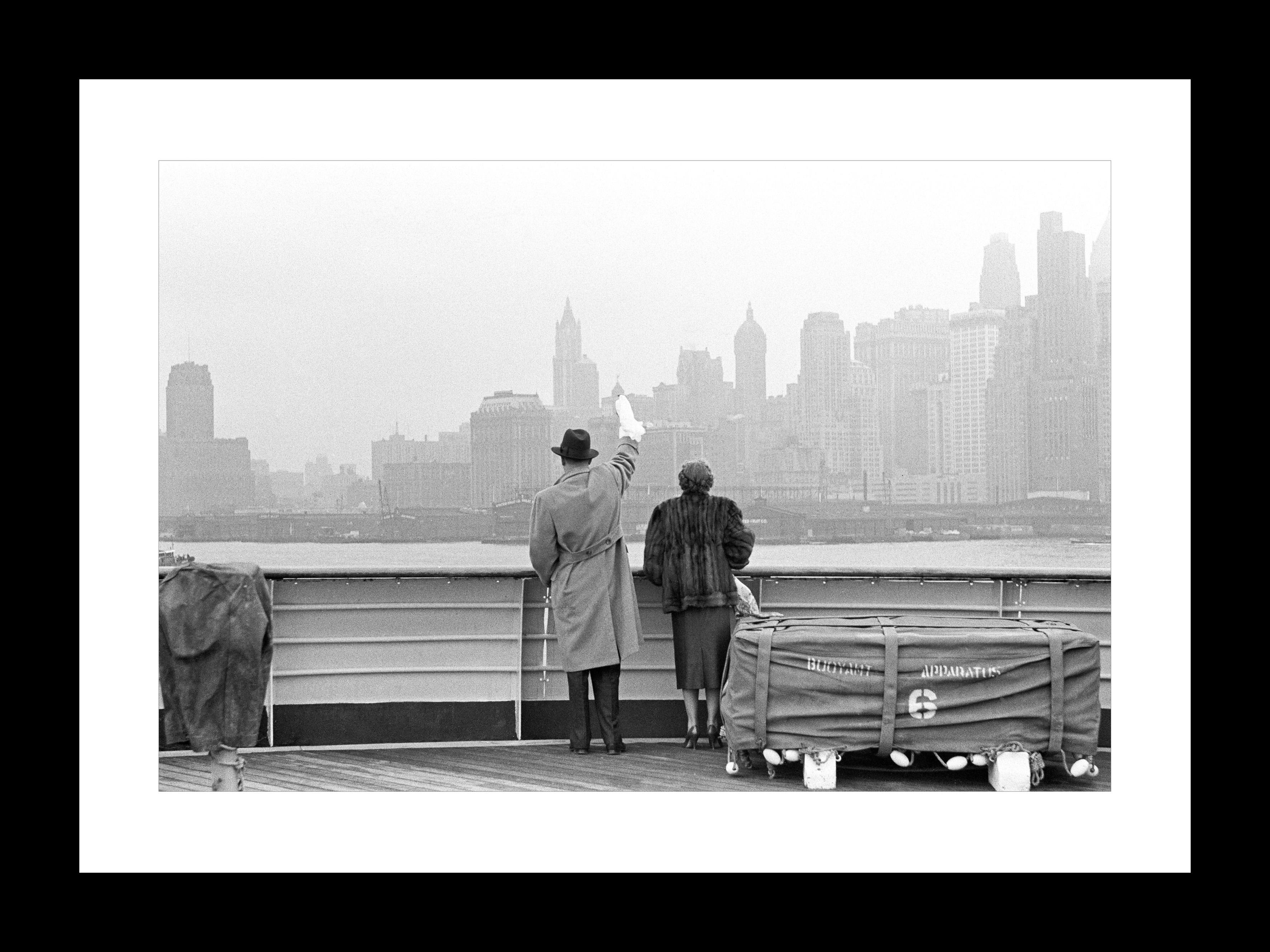 L’Addio, New York, December 1955 - Contemporary Black & White Photography - Gray Black and White Photograph by Fabrizio La Torre