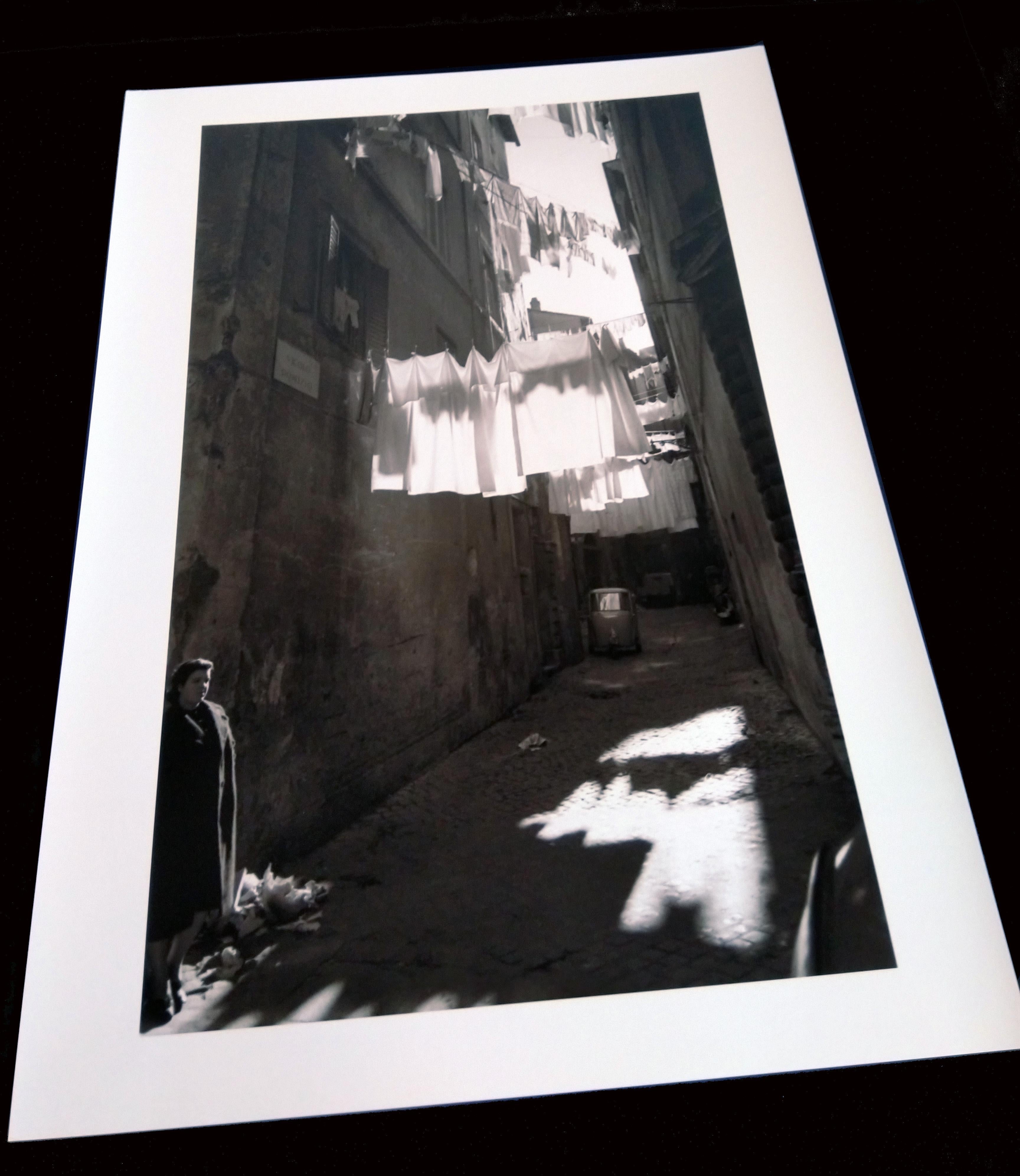 L'Attesa, 1962 - Roma - IT - Fotografia contemporanea fotorealista in bianco e nero - Photograph di Fabrizio La Torre