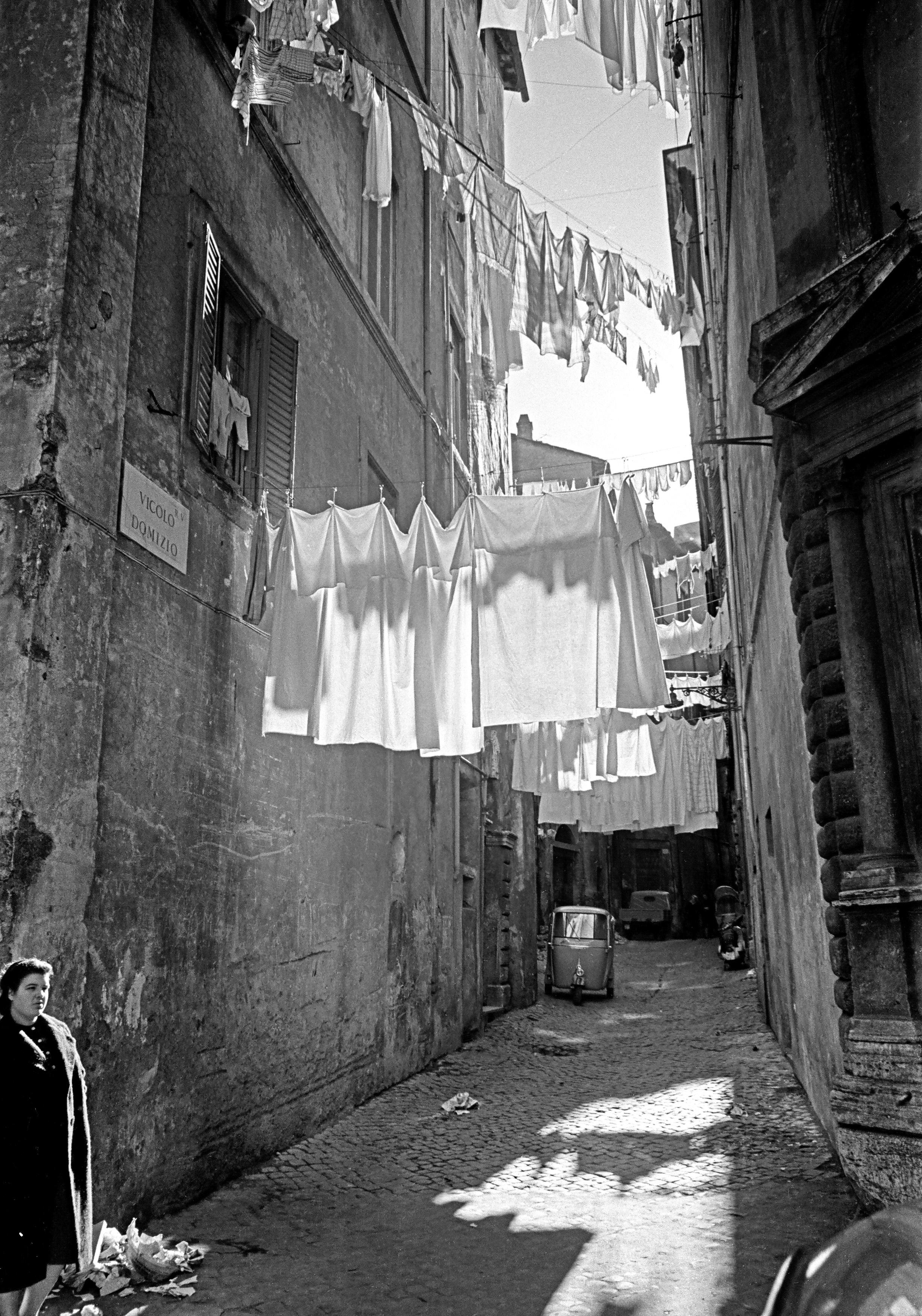 Fabrizio La Torre Black and White Photograph – L'Attesa, 1962 (Die Wartezeit) – Roma – Großformatiger Schwarz-Weiß-Kunstdruck