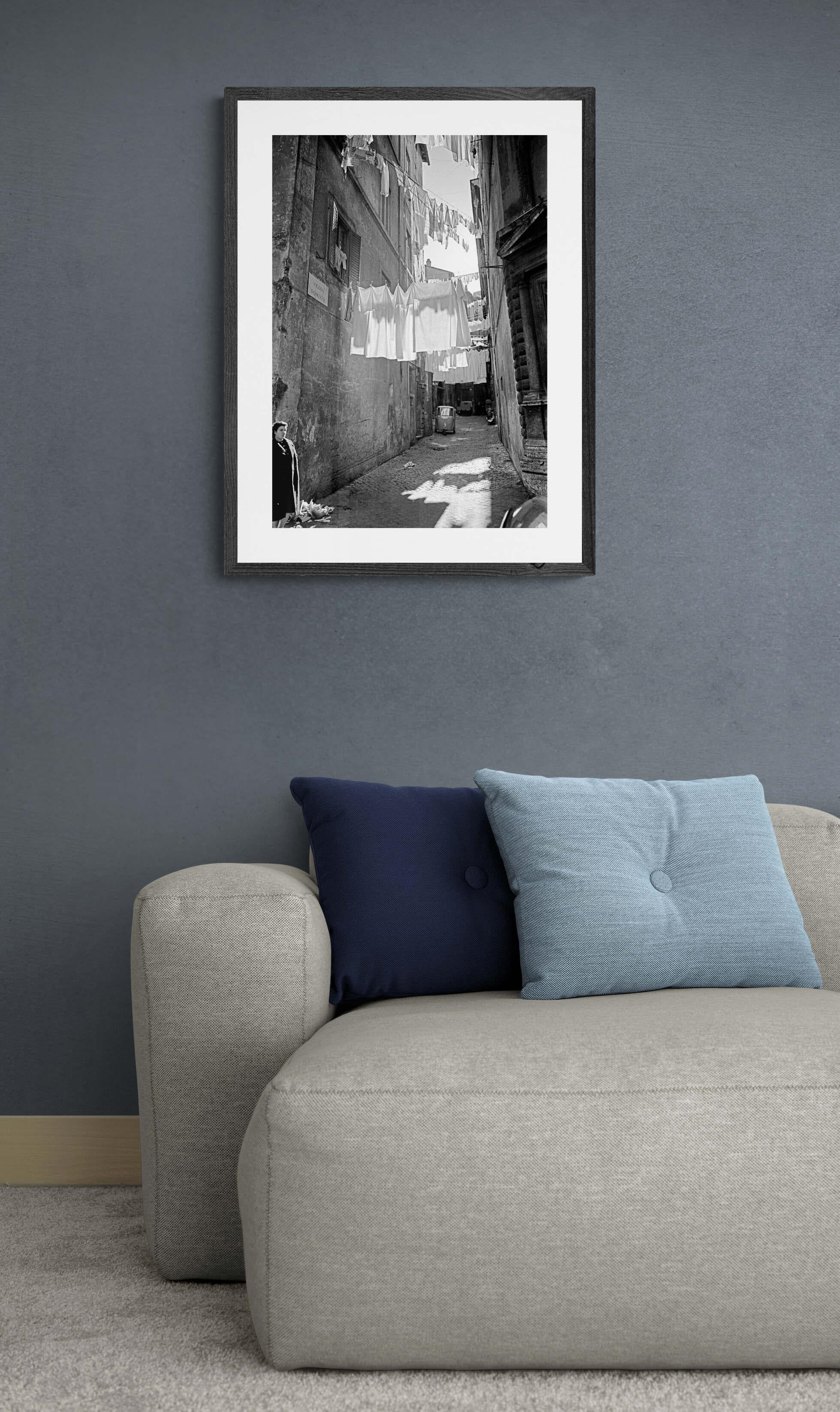 L'Attesa - Roma - # 5 on 5 - Contemporary Photorealist Black & White Photography For Sale 2
