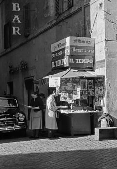 Vintage Le Ultimissime della notte, Roma 1955 - Contemporary Black & White Photography