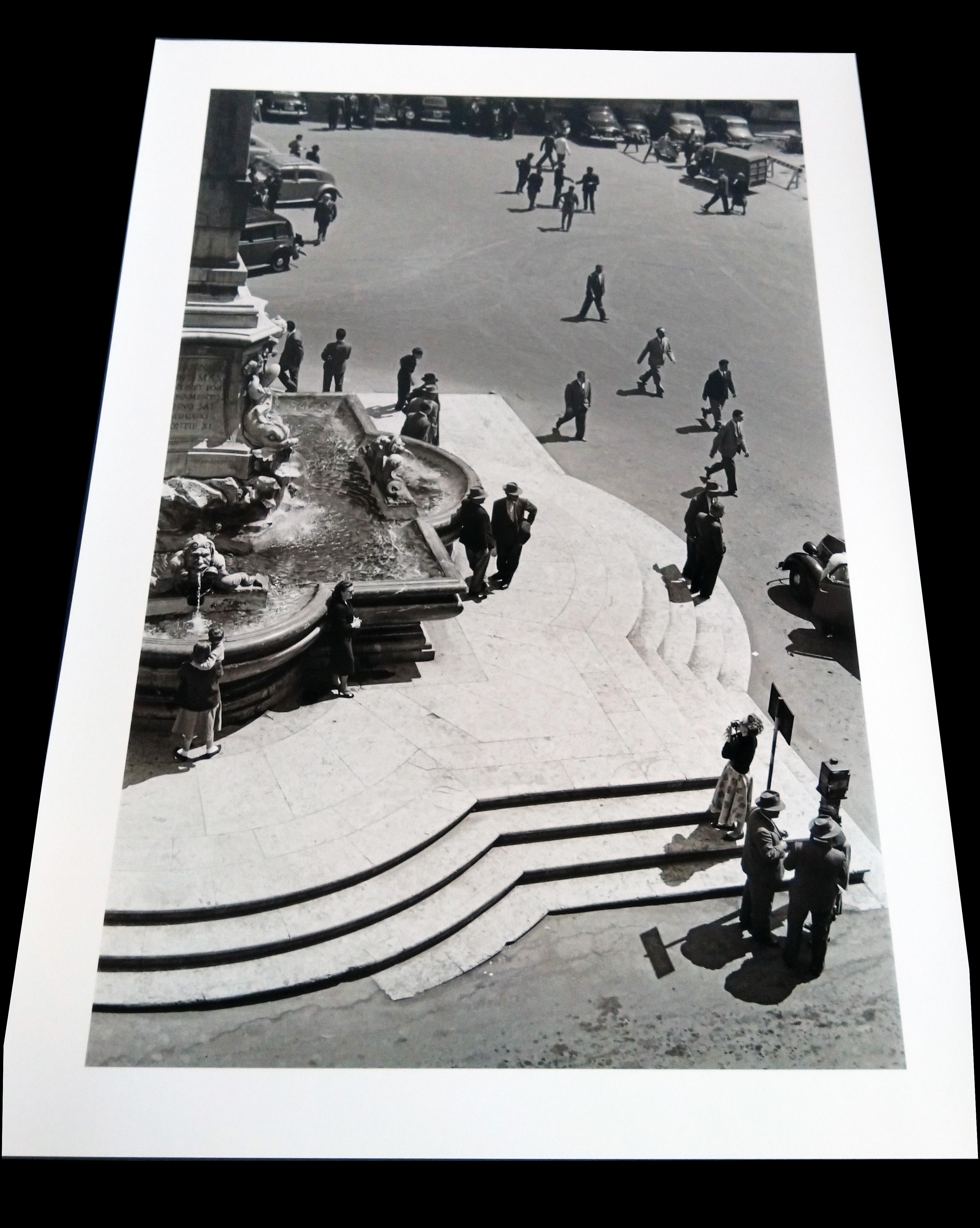 Mezzogiono al Pantheon, 1958  - Roma - Contemporary  Photographies noirs et blancs - Gris Black and White Photograph par Fabrizio La Torre