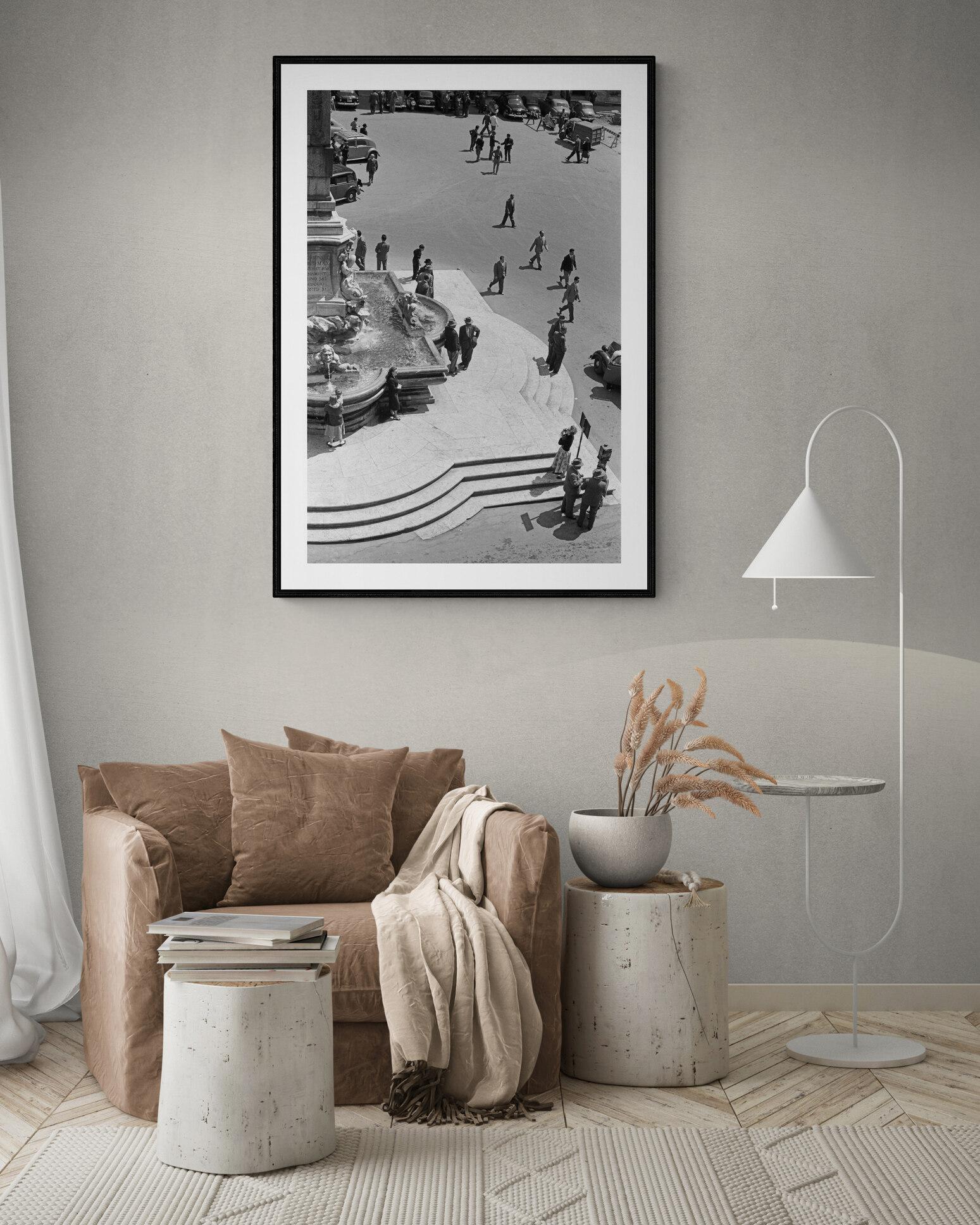 Mezzogiorno al Pantheon, 1958 – Roma – Großer schwarz-weißer Kunstdruck in Großformat – Photograph von Fabrizio La Torre