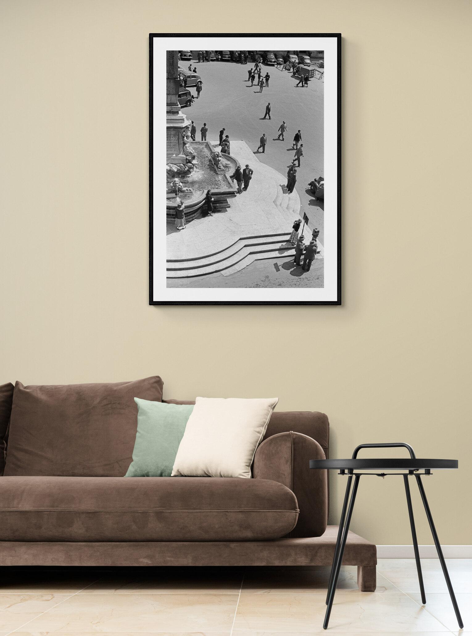 Mezzogiorno al Pantheon, 1958 – Roma – Großer schwarz-weißer Kunstdruck in Großformat (Grau), Black and White Photograph, von Fabrizio La Torre